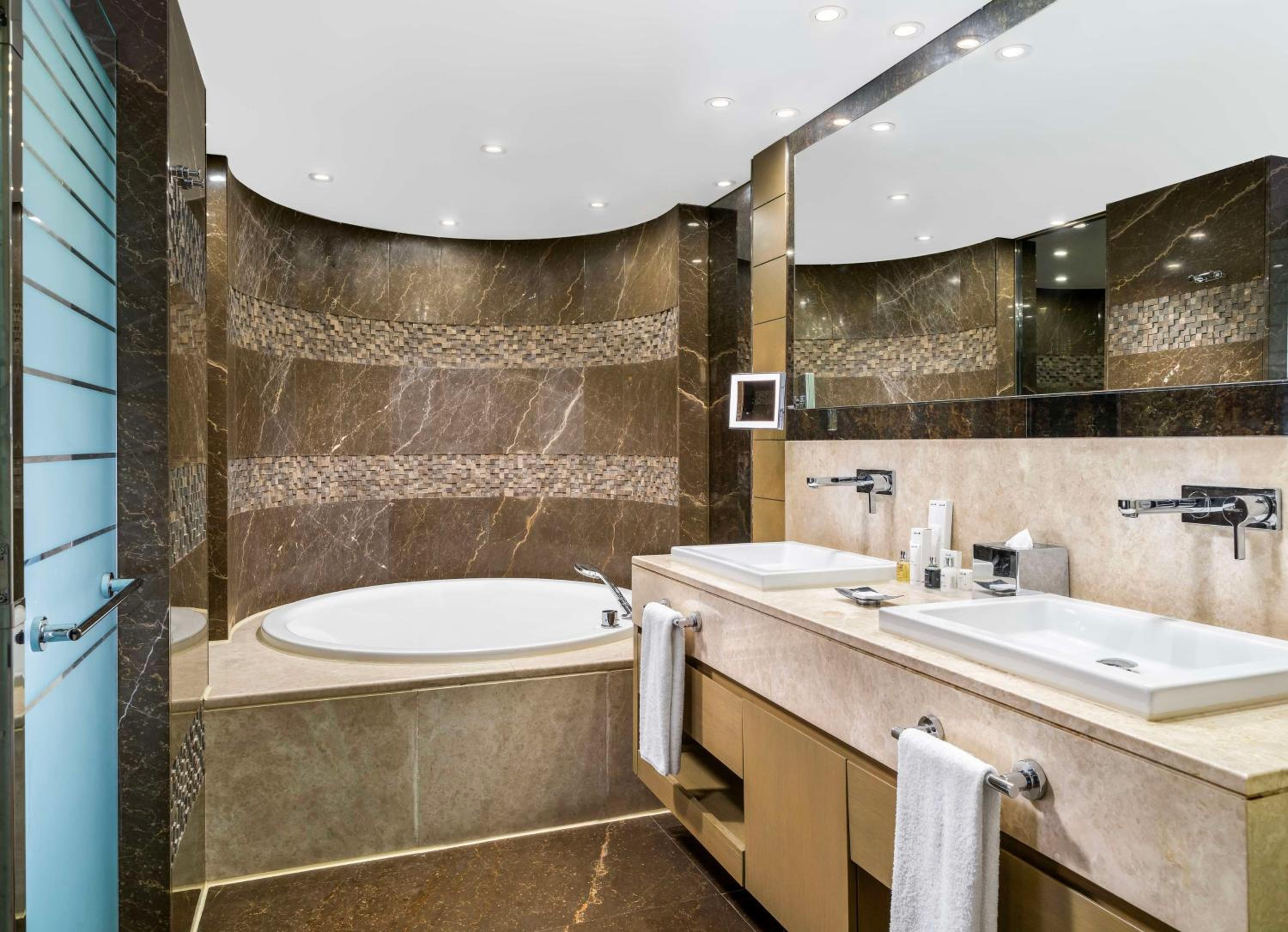 Panoramic Suite with City View - Lounge Access - Photo 6