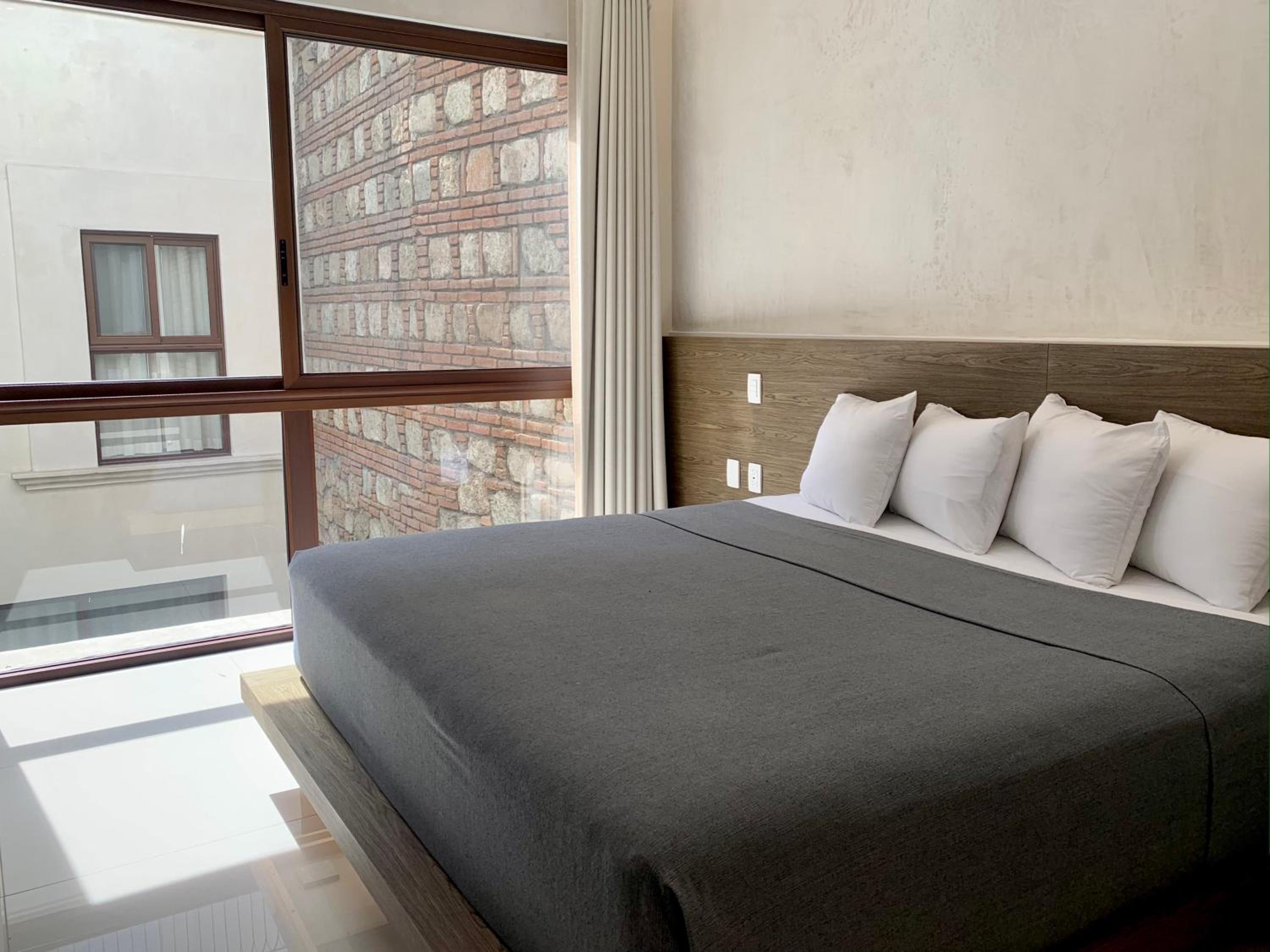 Deluxe Suite - Photo 6