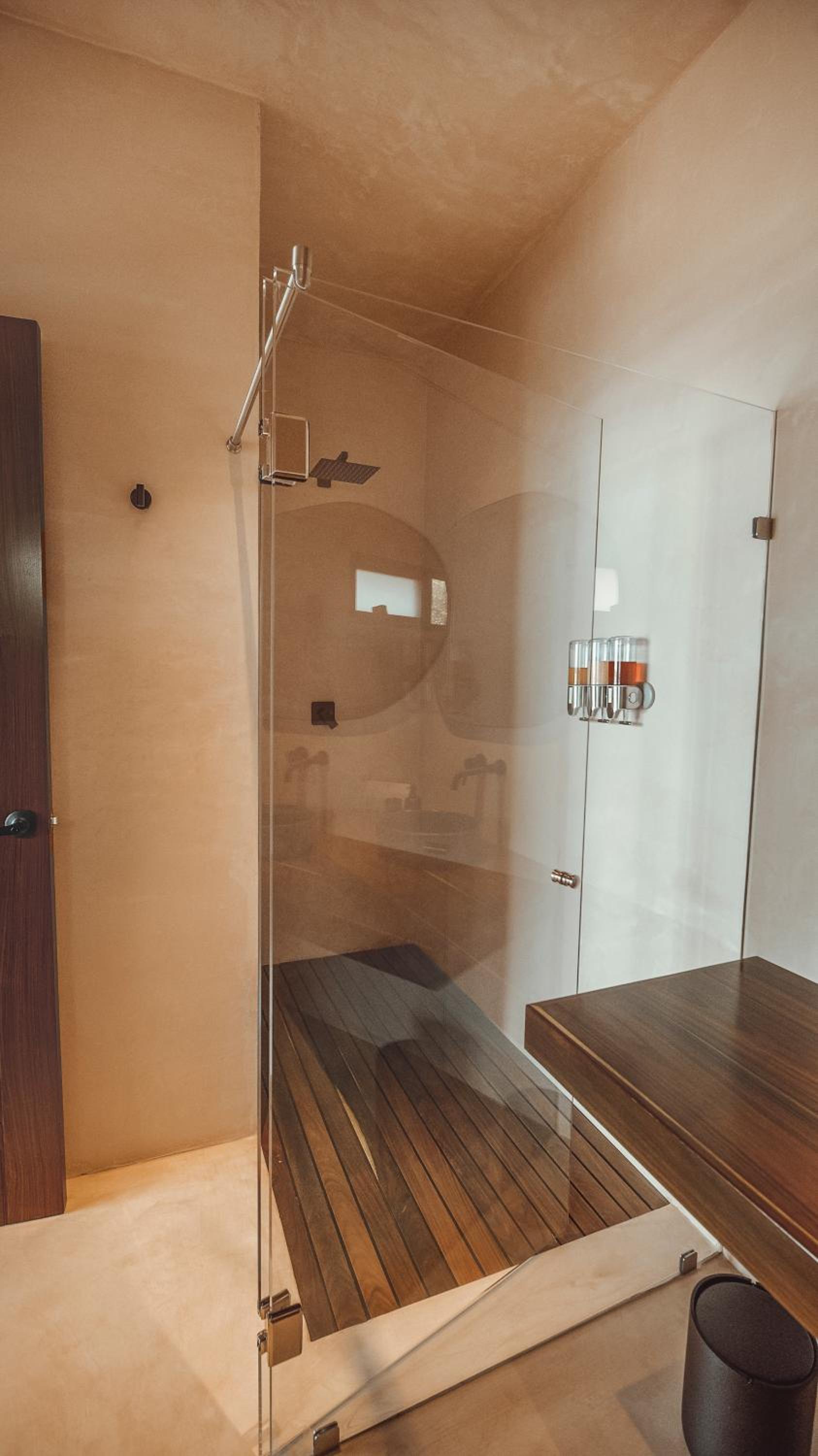 Suite with Private Pool - Photo 12