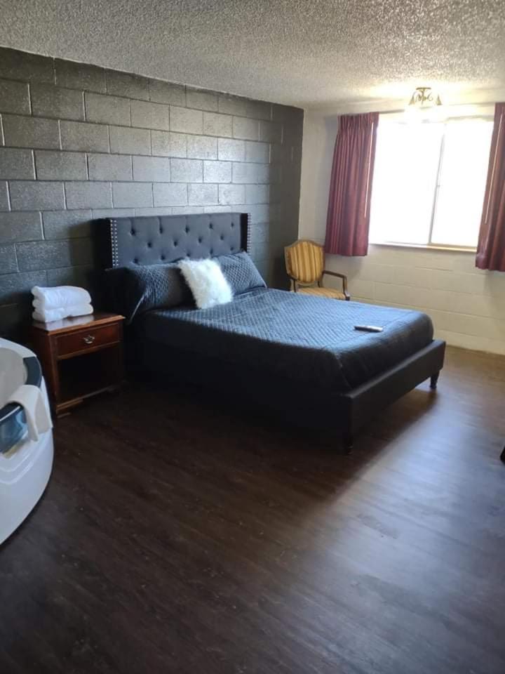 Deluxe King Suite photo 3