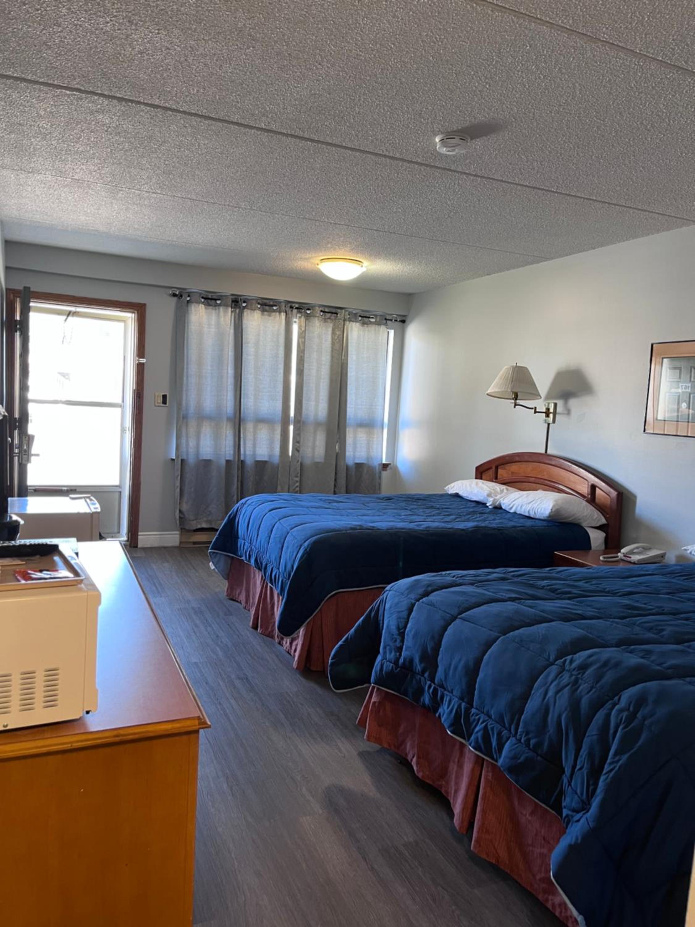 Queen Room with Two Queen Beds - Non-Smoking photo 1