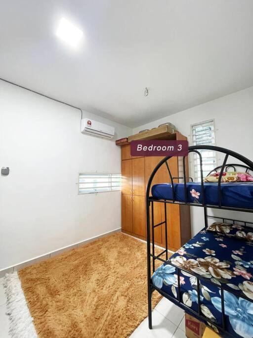 Three-Bedroom House photo 3