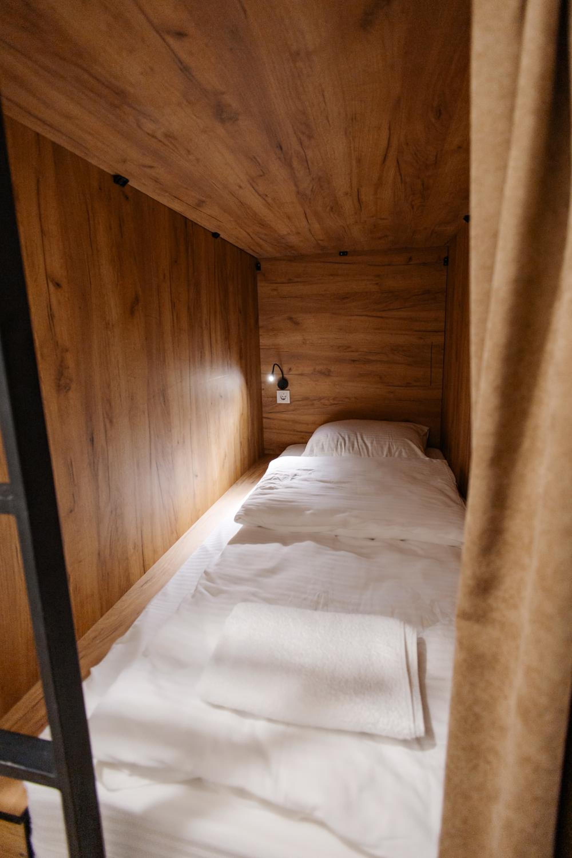 Bed in 8-Bed Dormitory Room photo 1