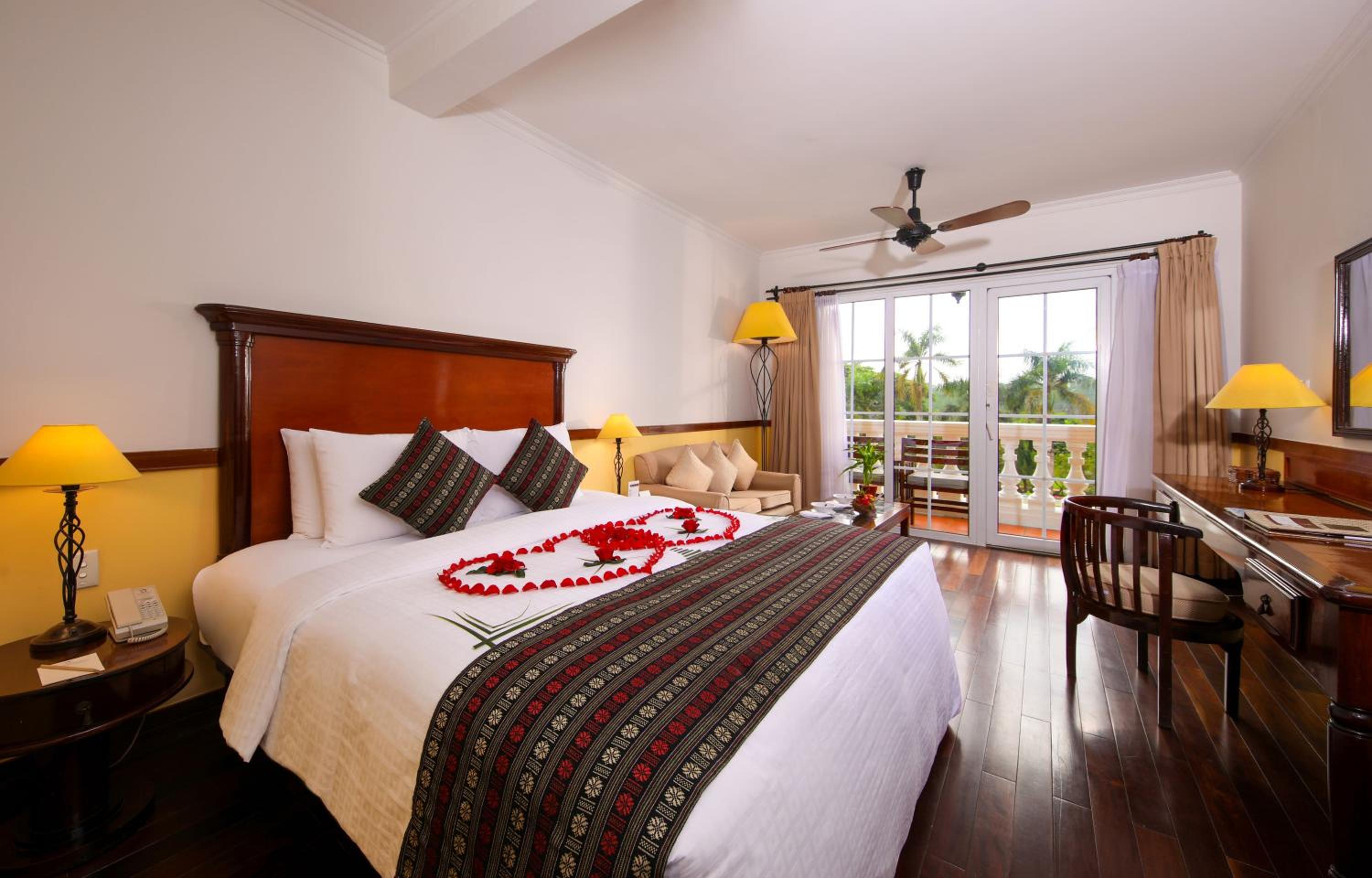 Deluxe King Room with Balcony photo 3