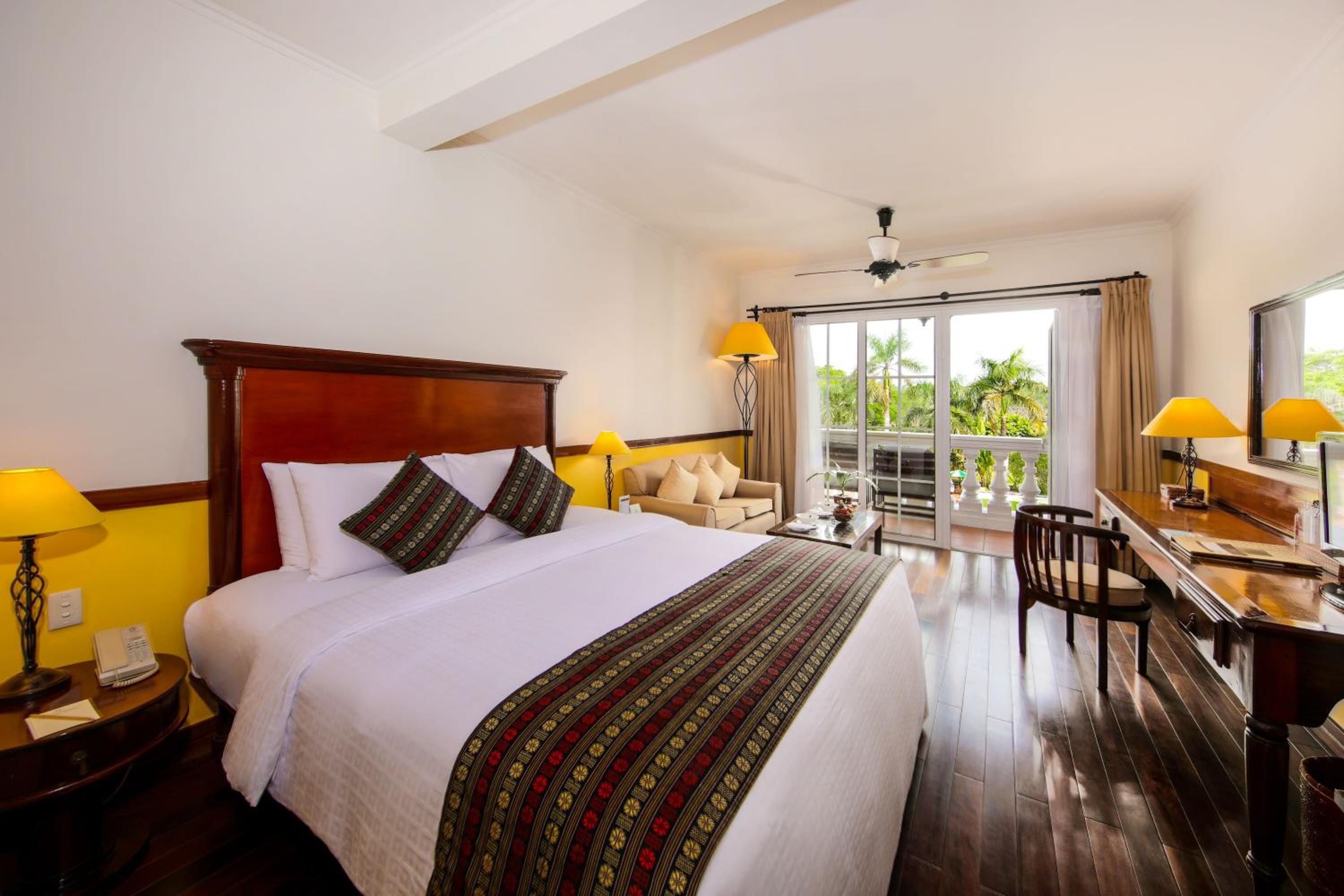 Deluxe King Room with Balcony photo 2