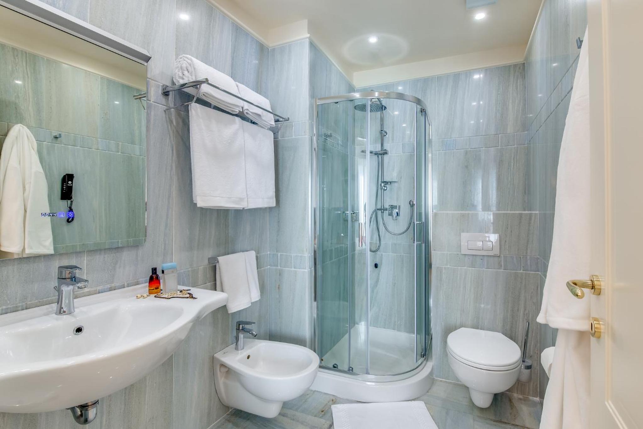 Double Room with Balcony - Photo 3