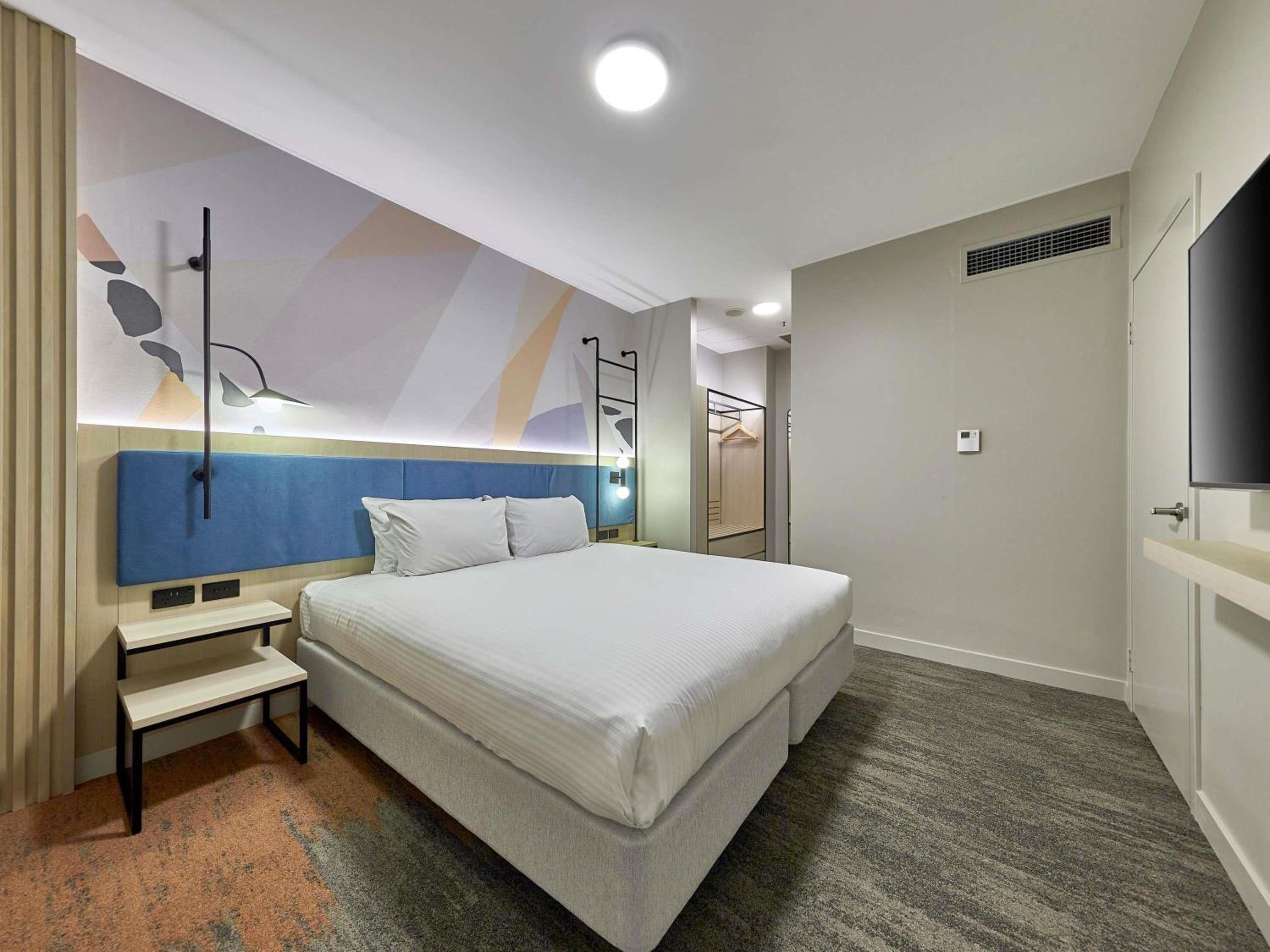 Premier Suite with 1 King bed thumbnail 5
