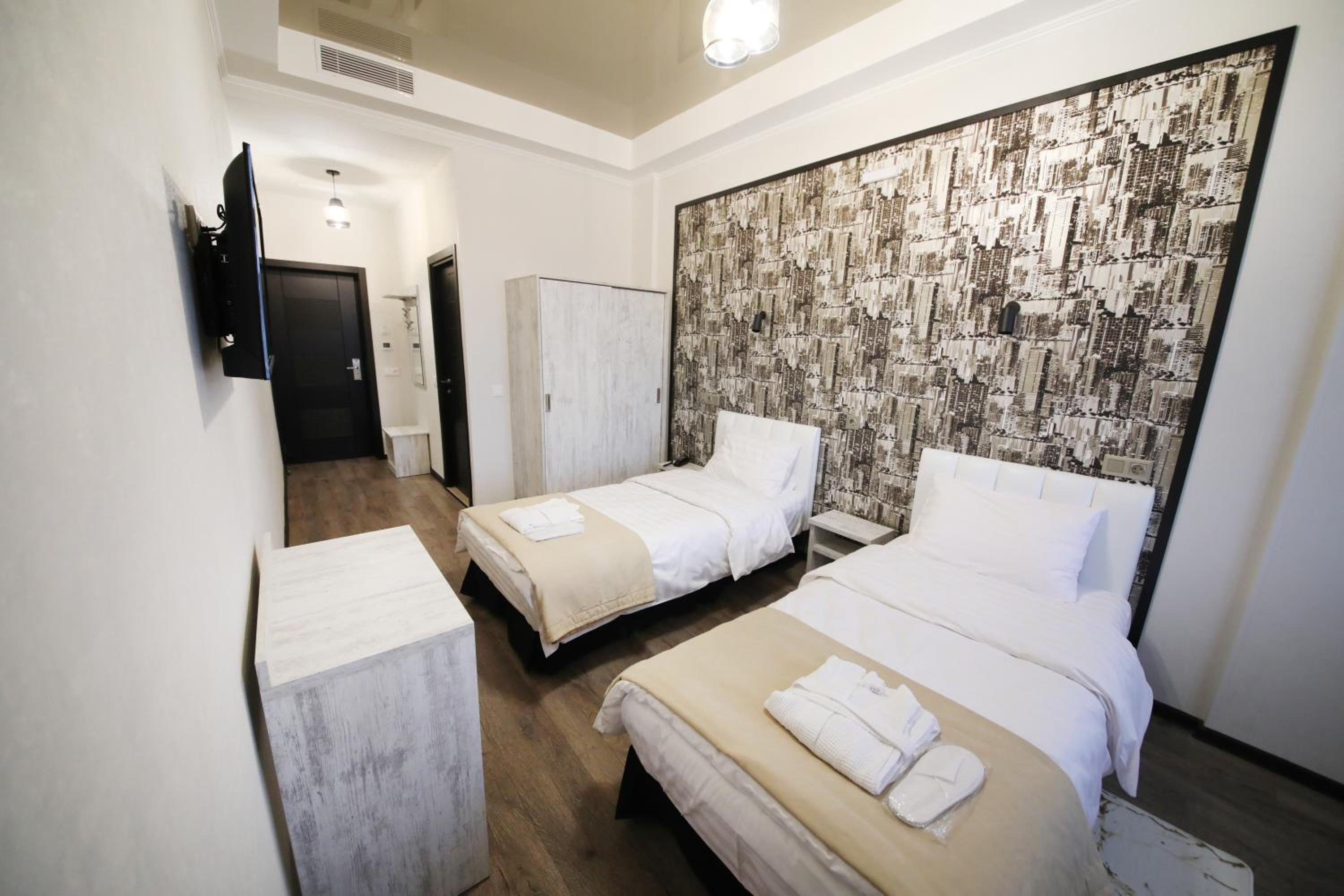 Double or Twin Room with Balcony - Photo 5