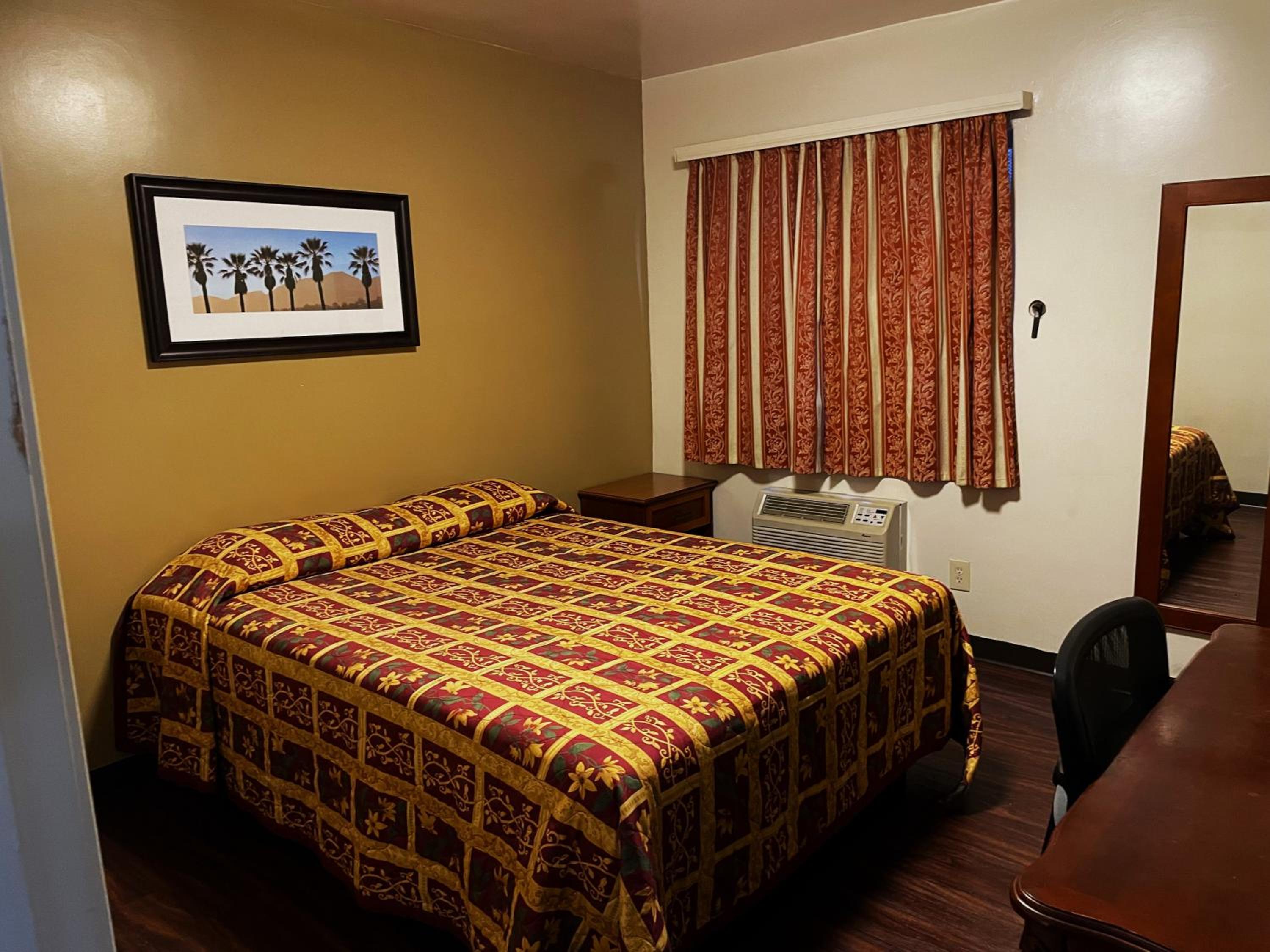 Standard Room with One Queen Bed photo 1