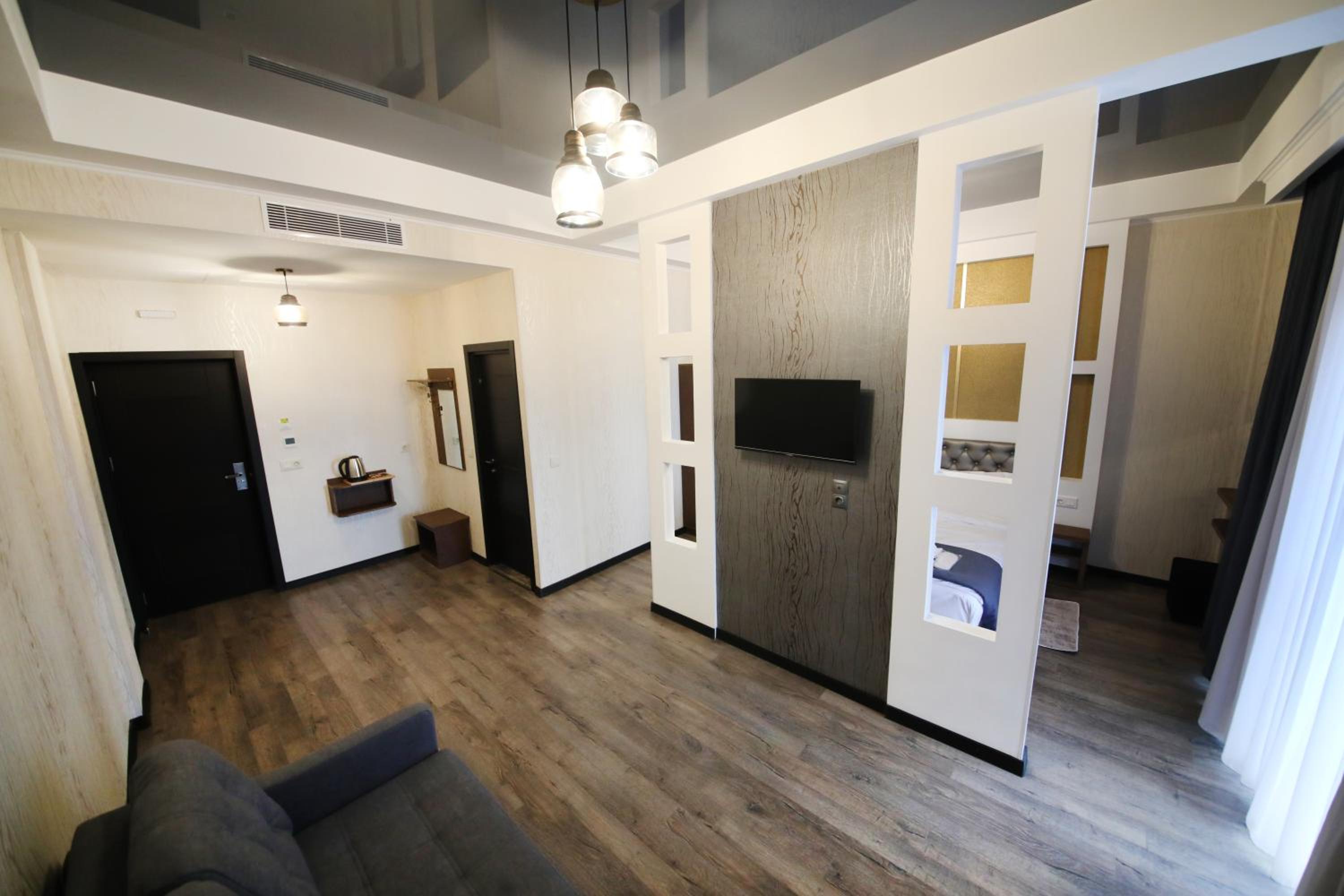 Deluxe Family Room photo 3