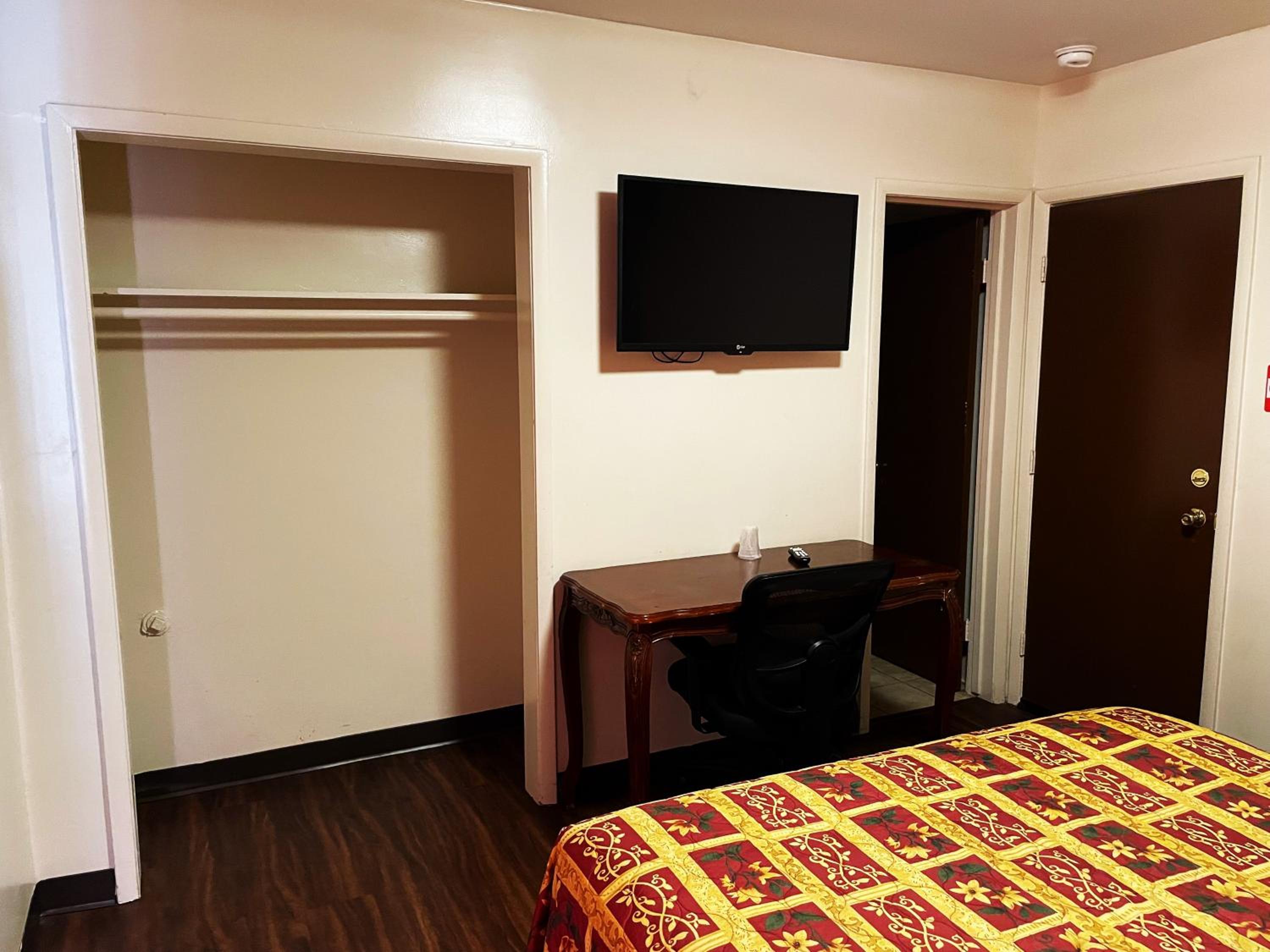 Standard Room with One Queen Bed photo 3