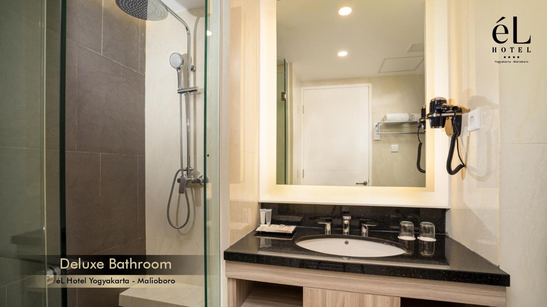 Deluxe King Room - Photo 2