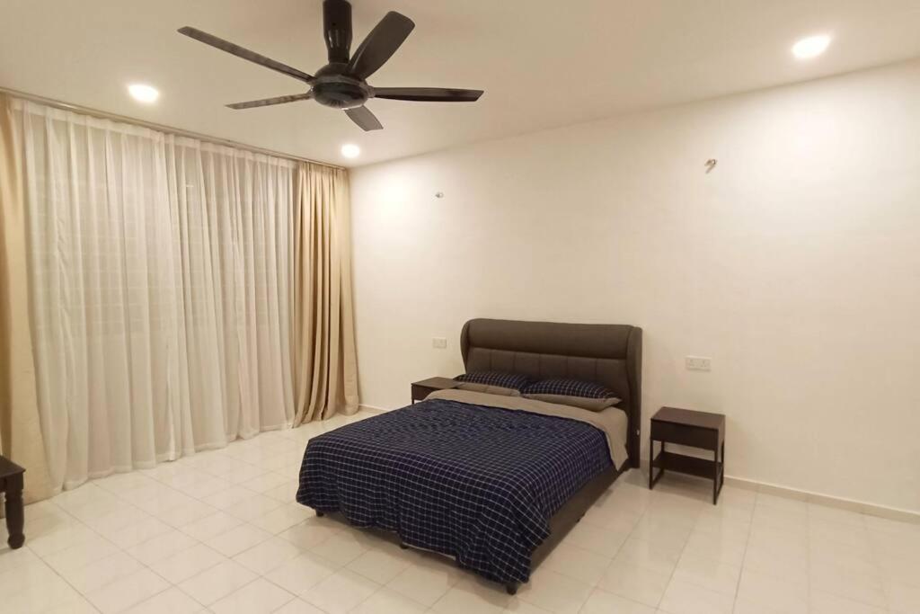 Three-Bedroom House photo 3