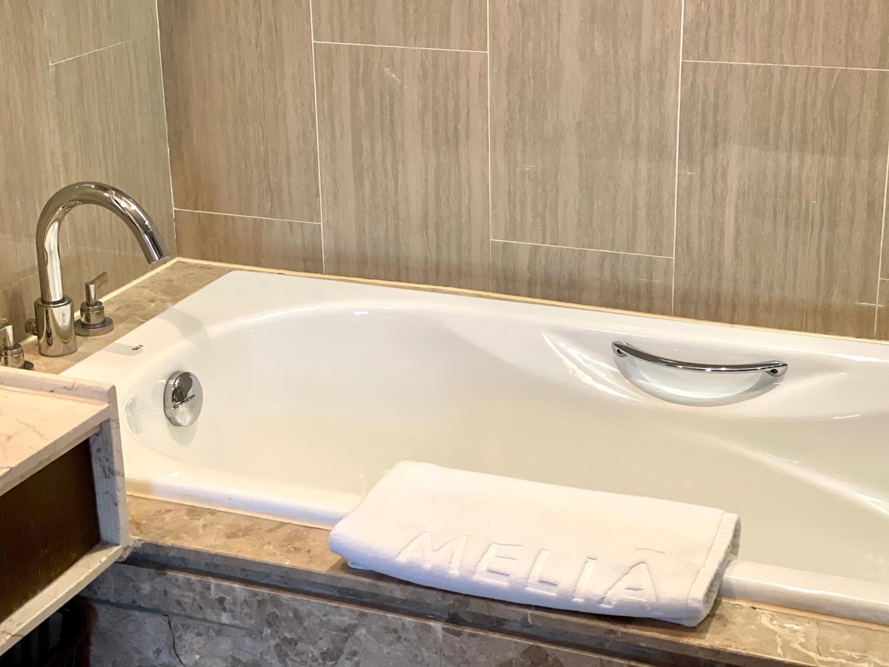 Melia Guestroom King photo 1