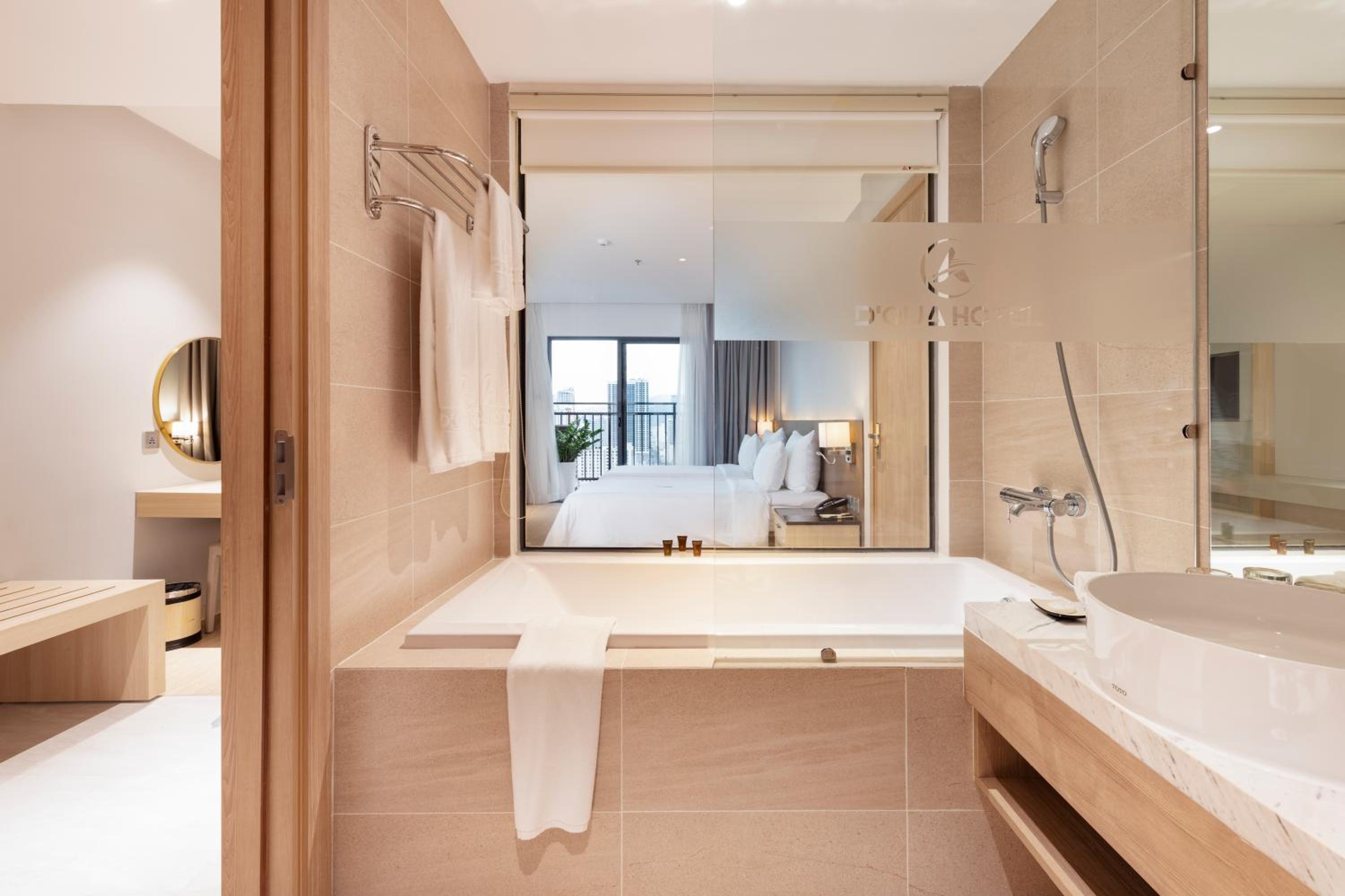 Premier Twin City View & Partial Sea View