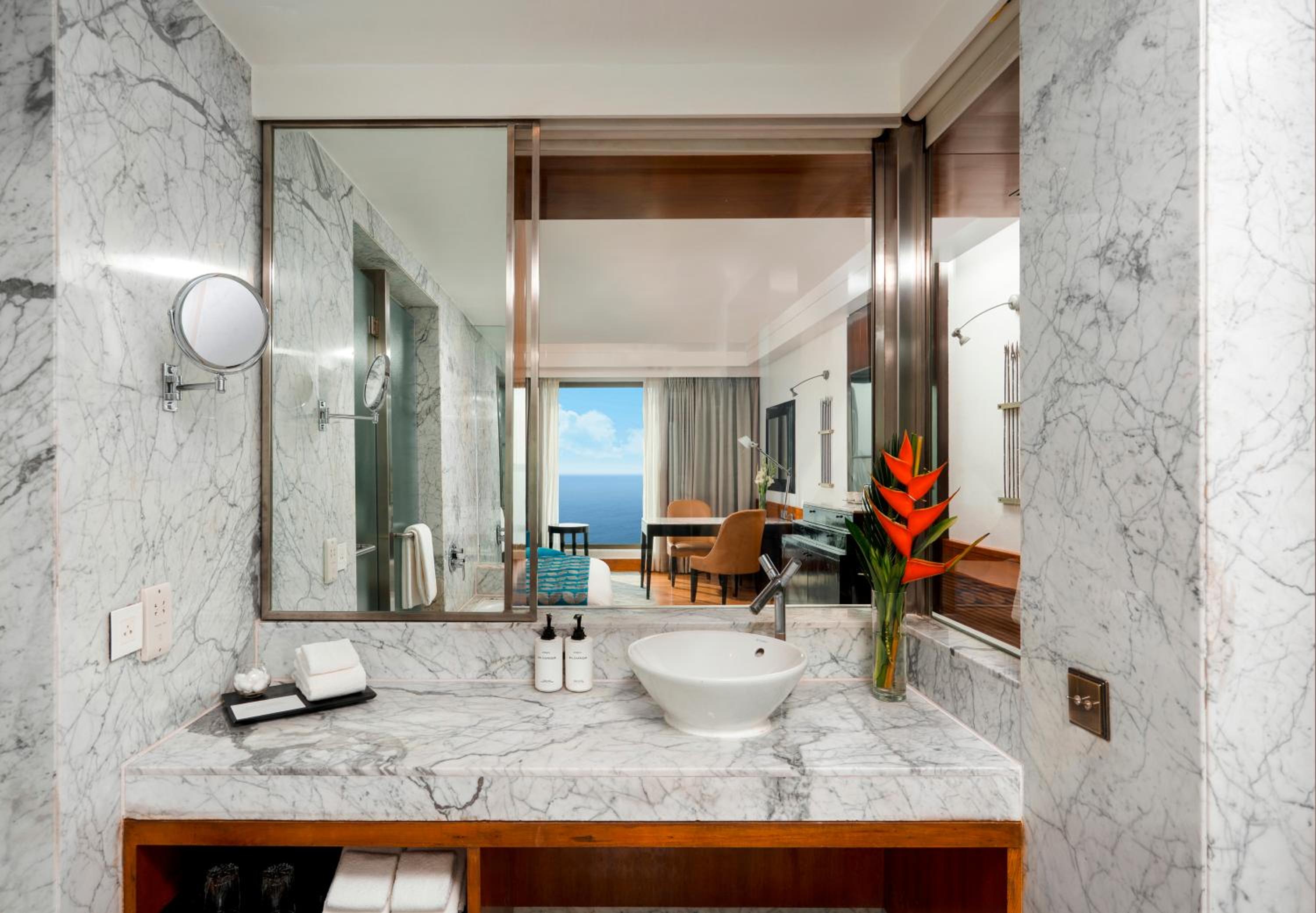 Premium King Room with Sea View - Photo 14