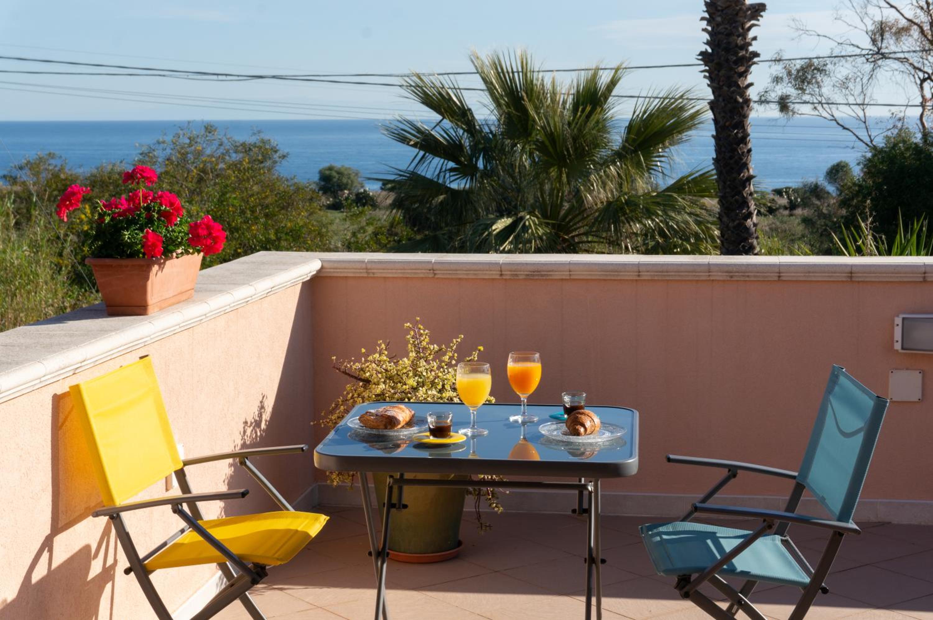 Double or Twin Room with Sea View photo 3