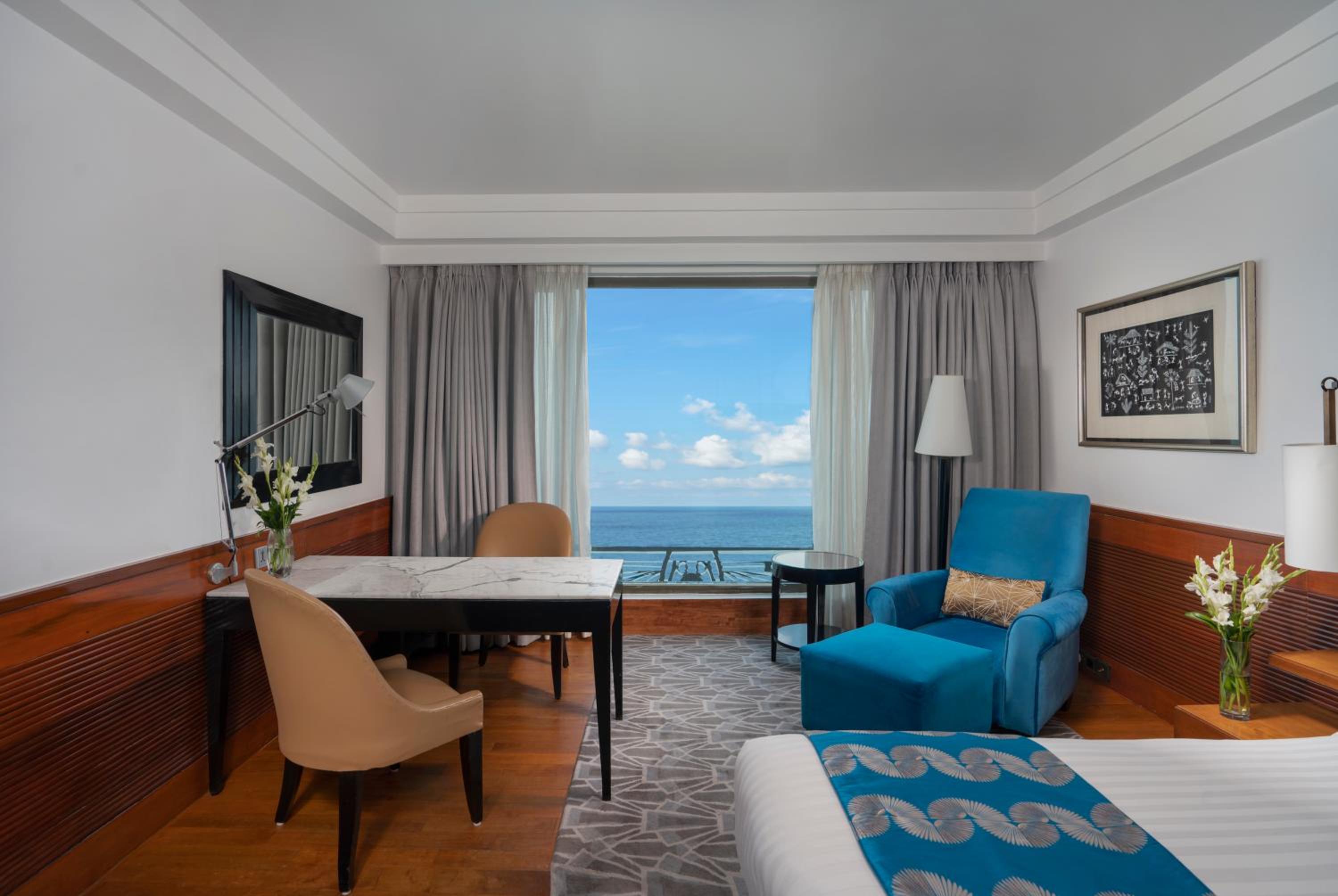 Premium King Room with Sea View - Photo 15