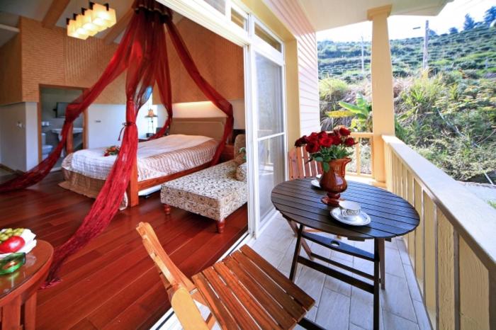 Queen Room with Balcony photo 3