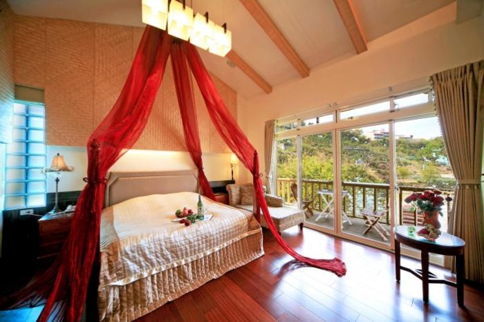 Queen Room with Balcony photo 1