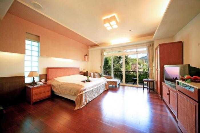Queen Room with Balcony photo 2