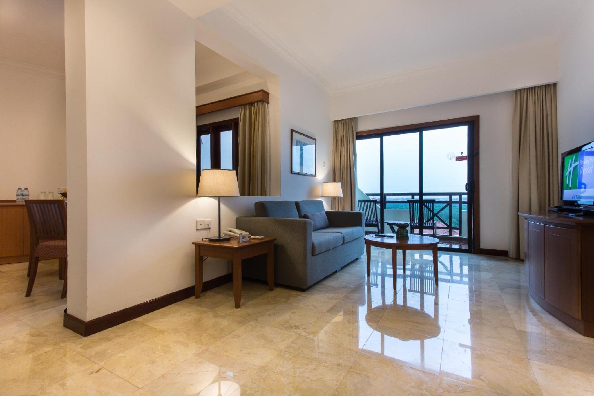 Deluxe King Suite photo 1