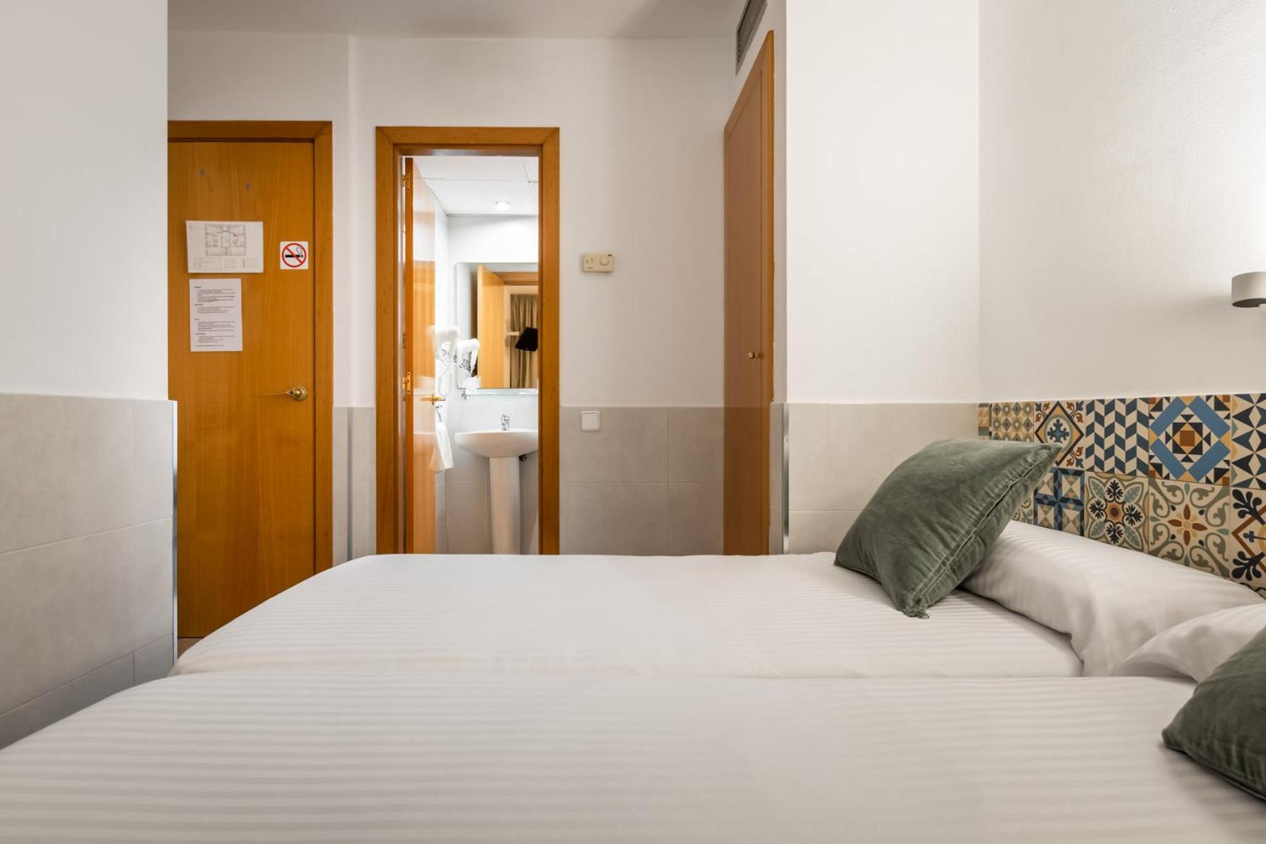 Economy Twin Room photo 3