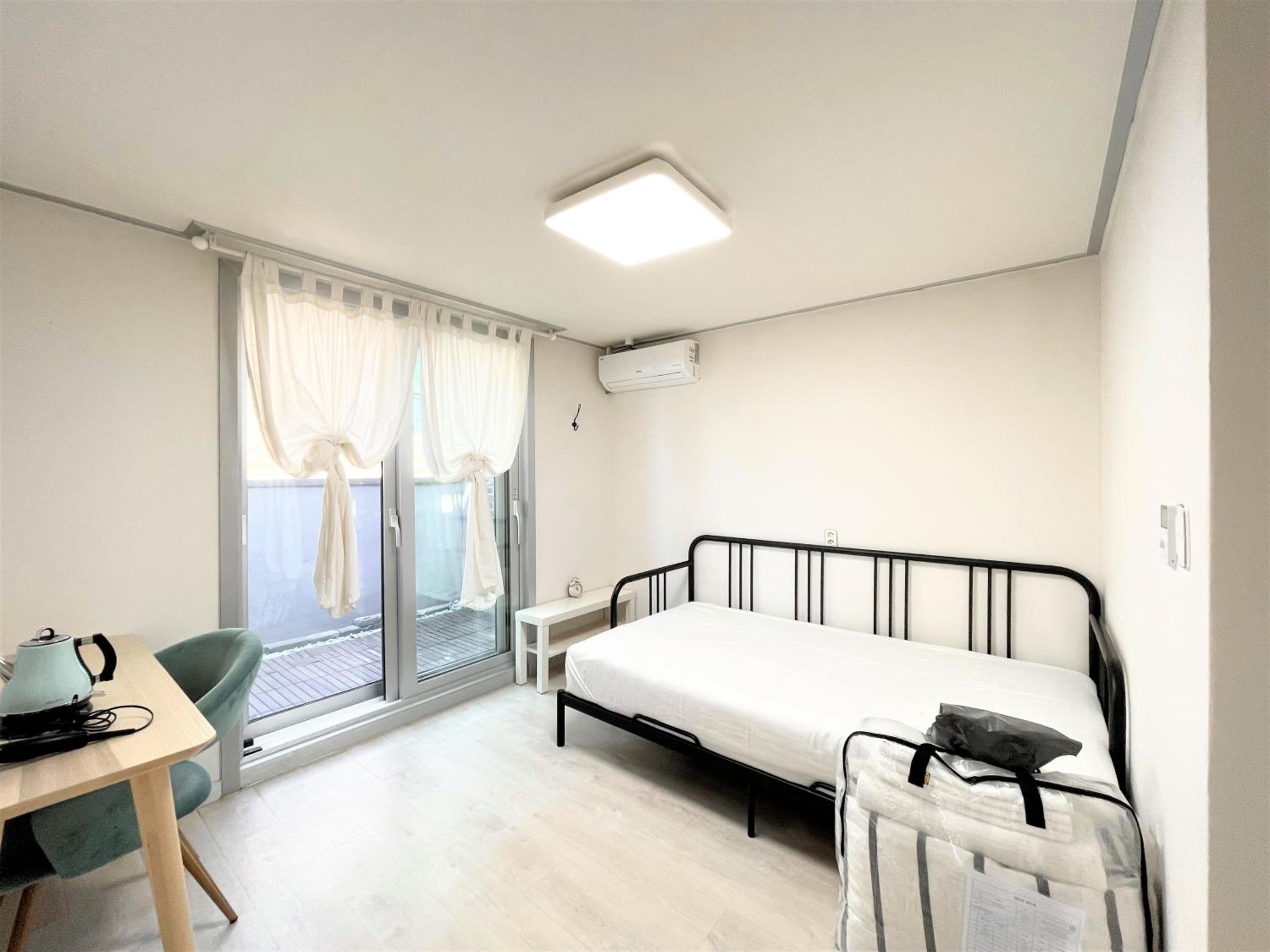 Single Room with Private Bathroom photo 1