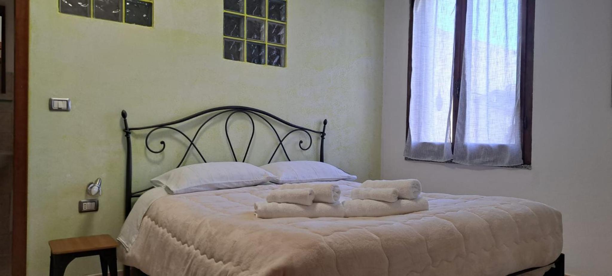 Double Room with Private Bathroom - Photo 13