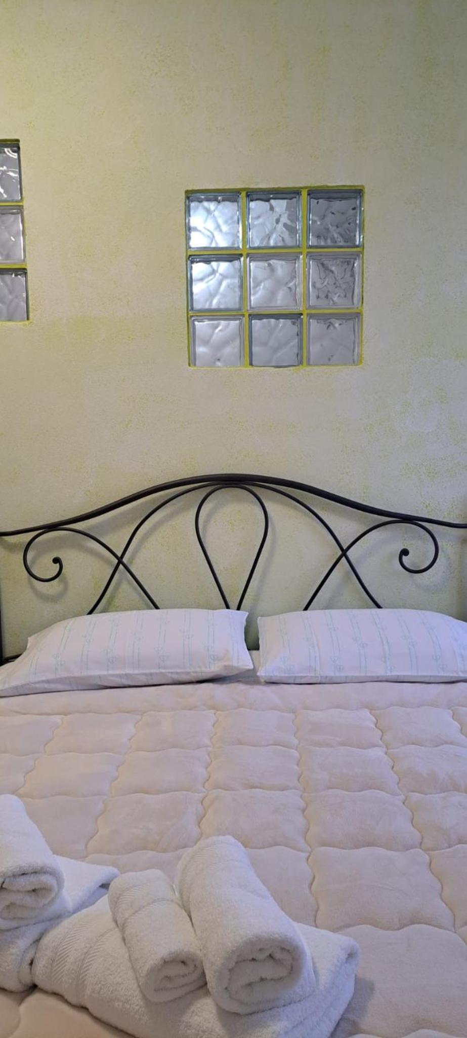 Double Room with Private Bathroom - Photo 12