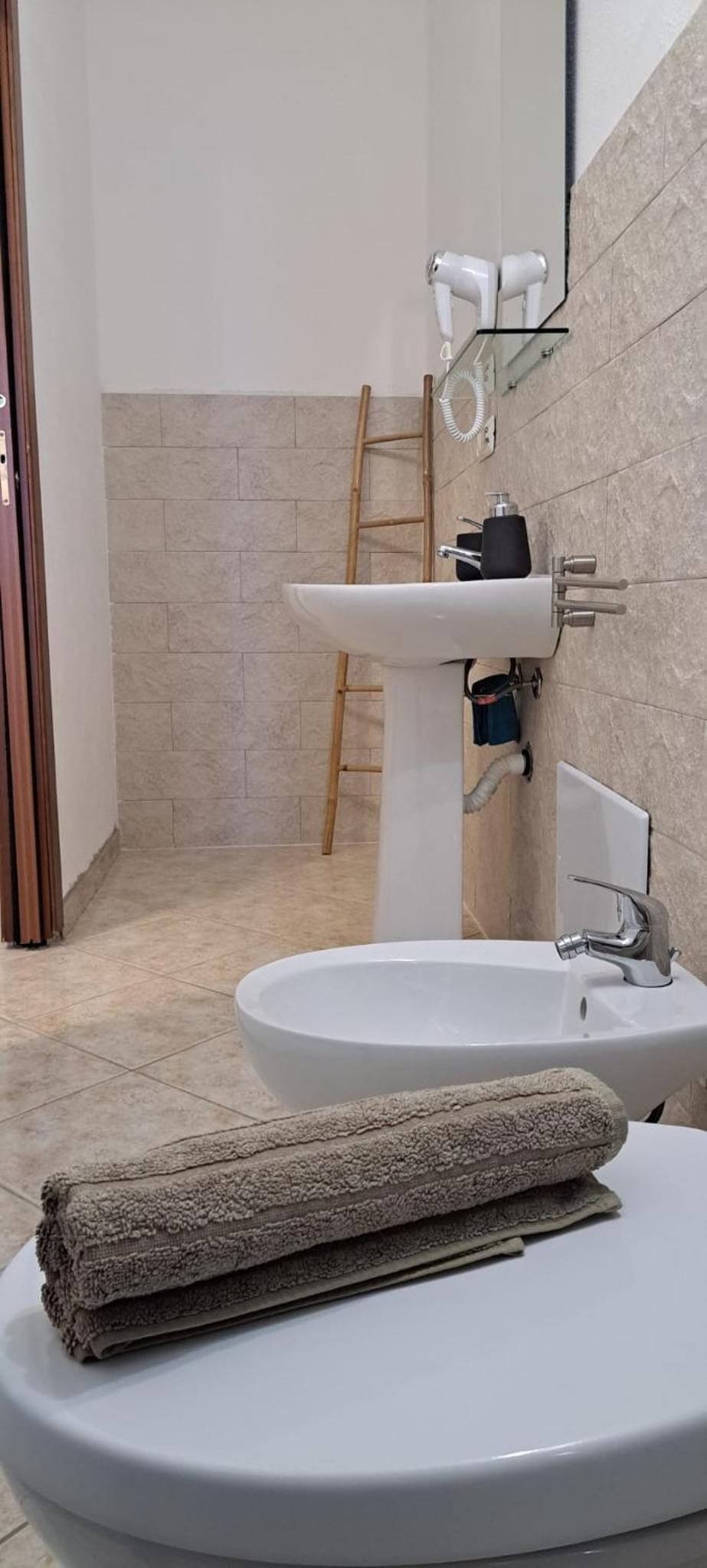 Double Room with Private Bathroom - Photo 4