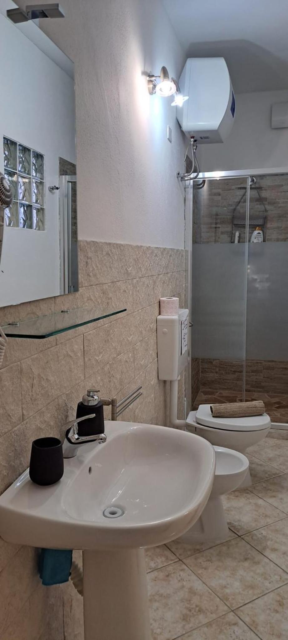 Double Room with Private Bathroom - Photo 3