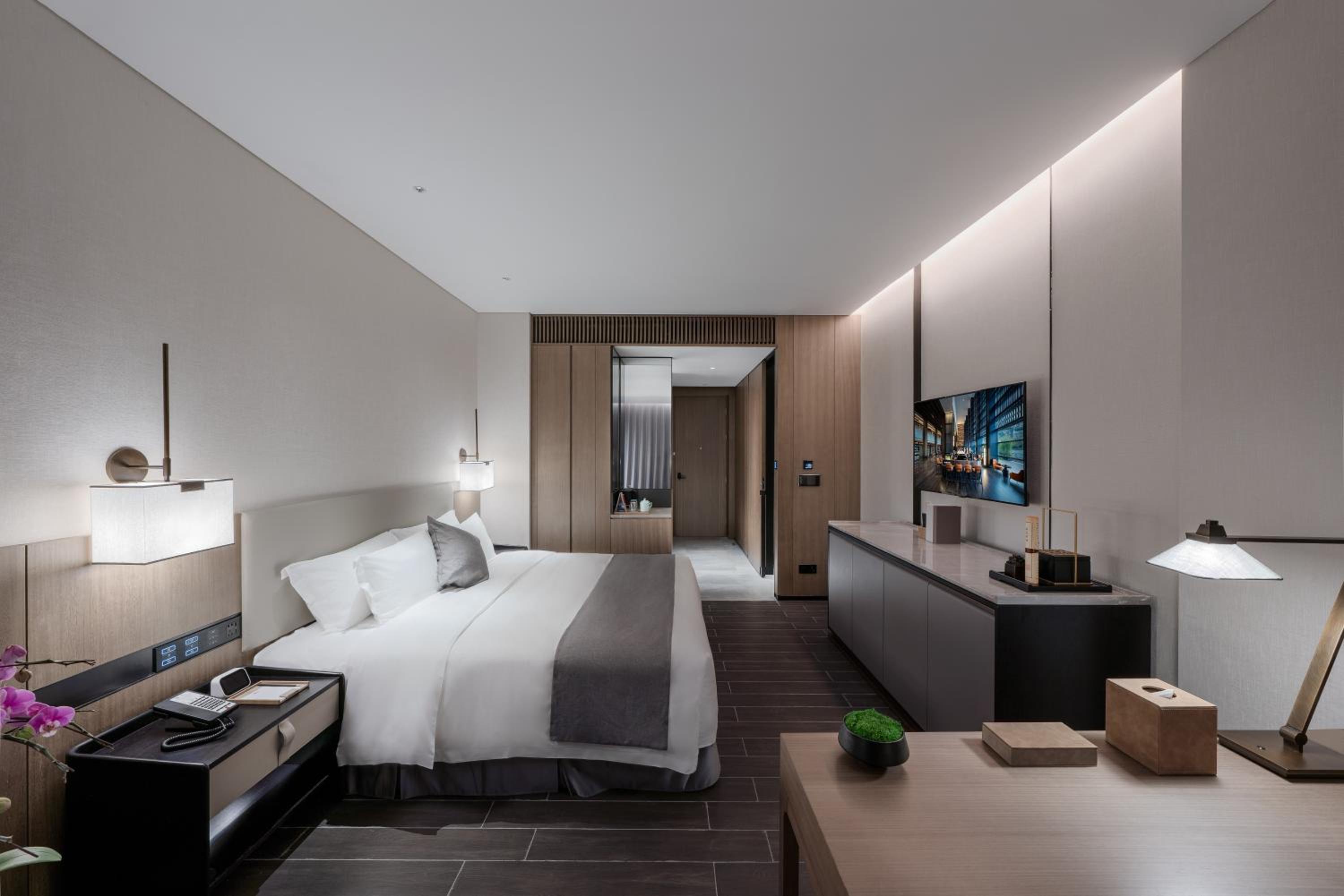 Deluxe Queen Room
