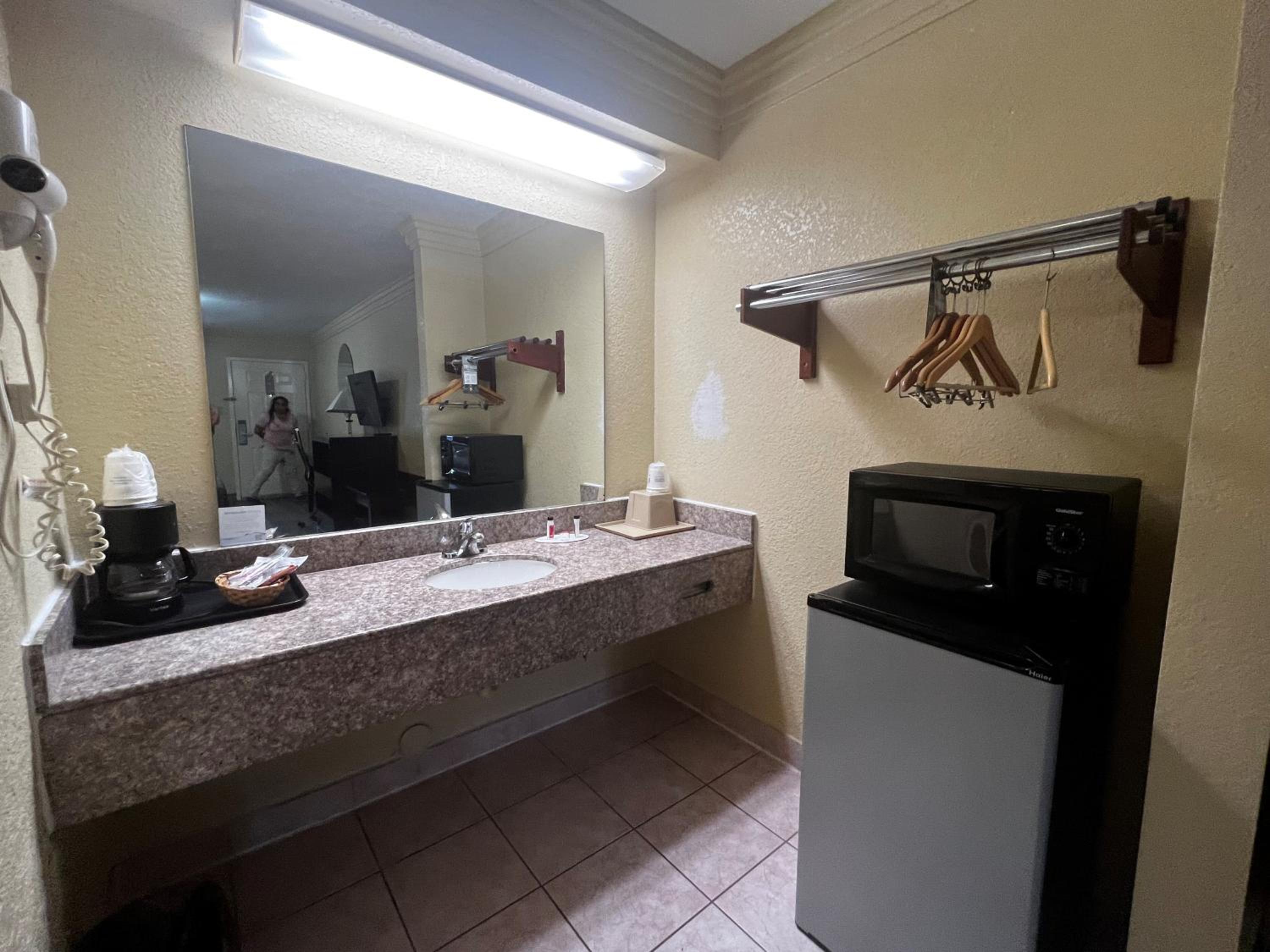 King Room - Non-Smoking - Photo 5