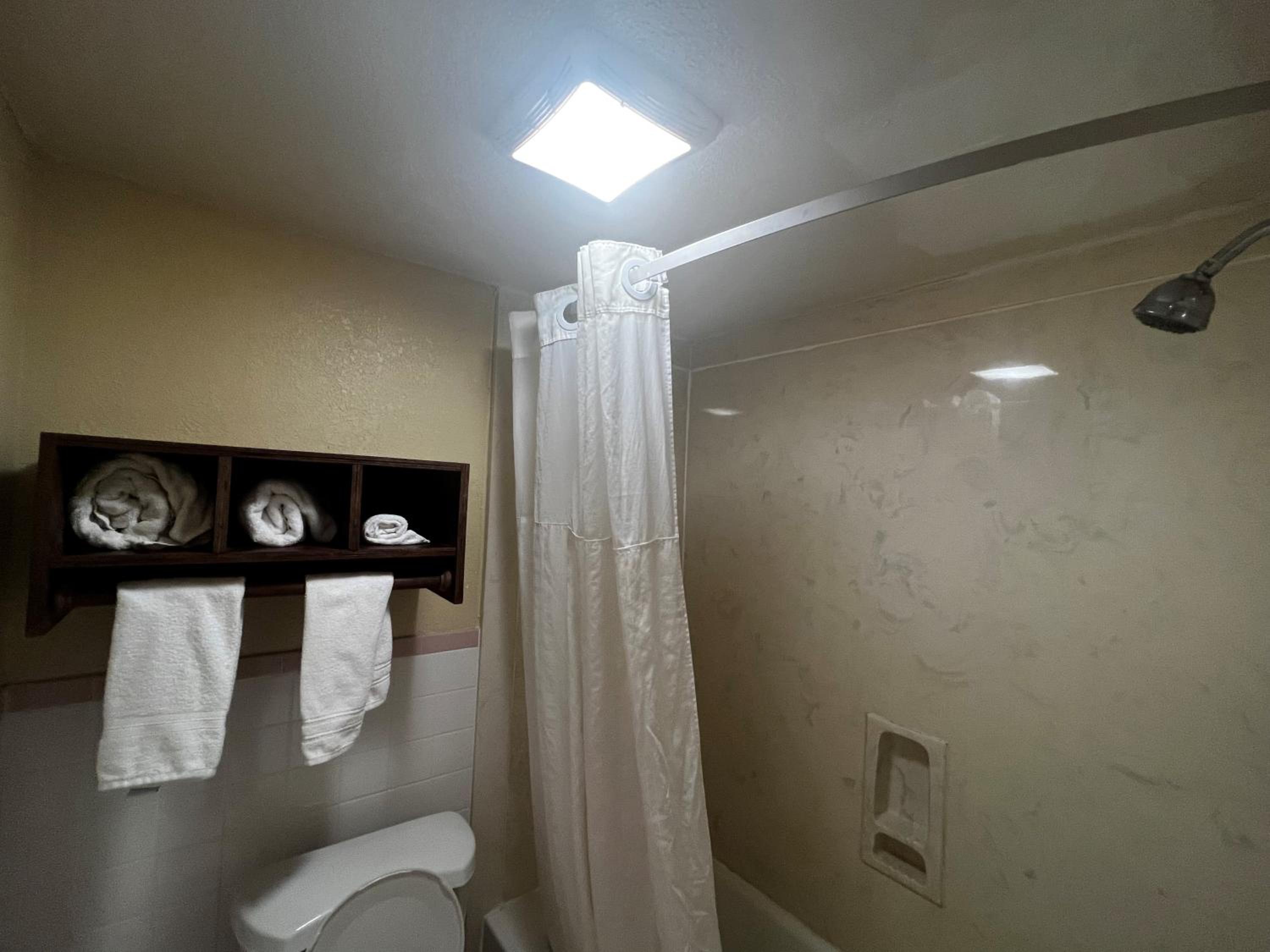 King Room - Non-Smoking - Photo 6