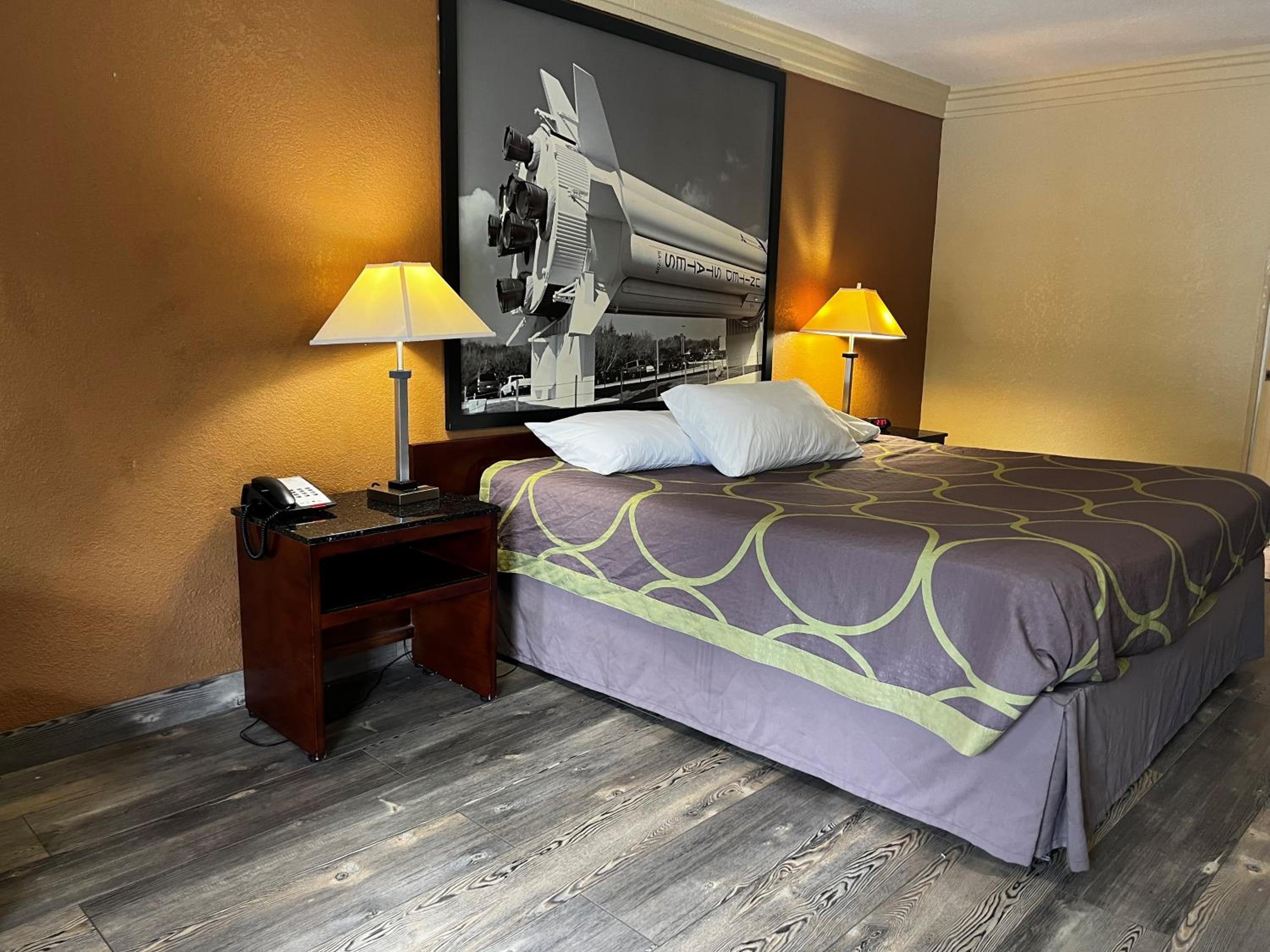 King Room - Non-Smoking - Photo 7