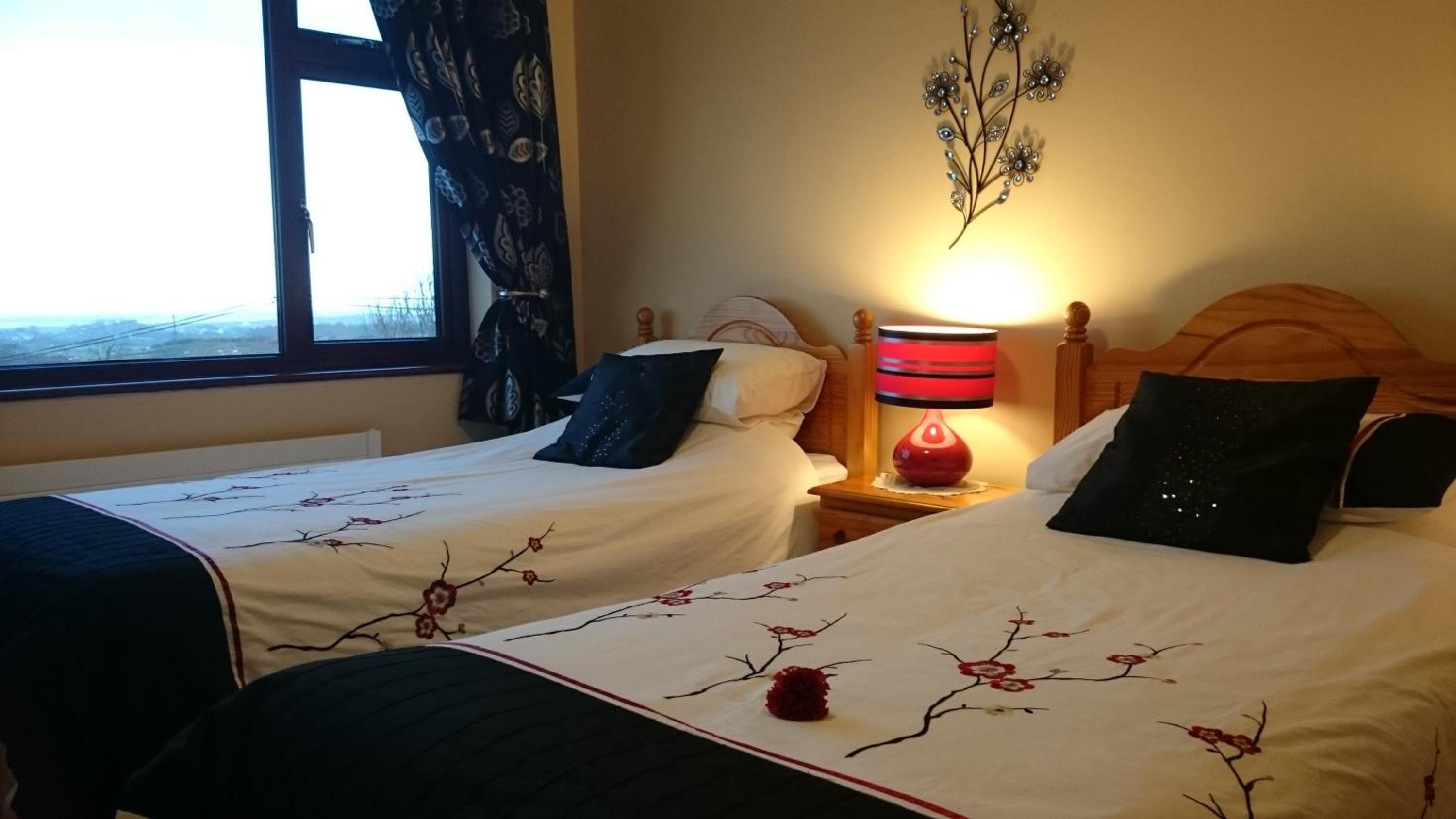 Twin Room with Private External Bathroom and Sea View photo 2