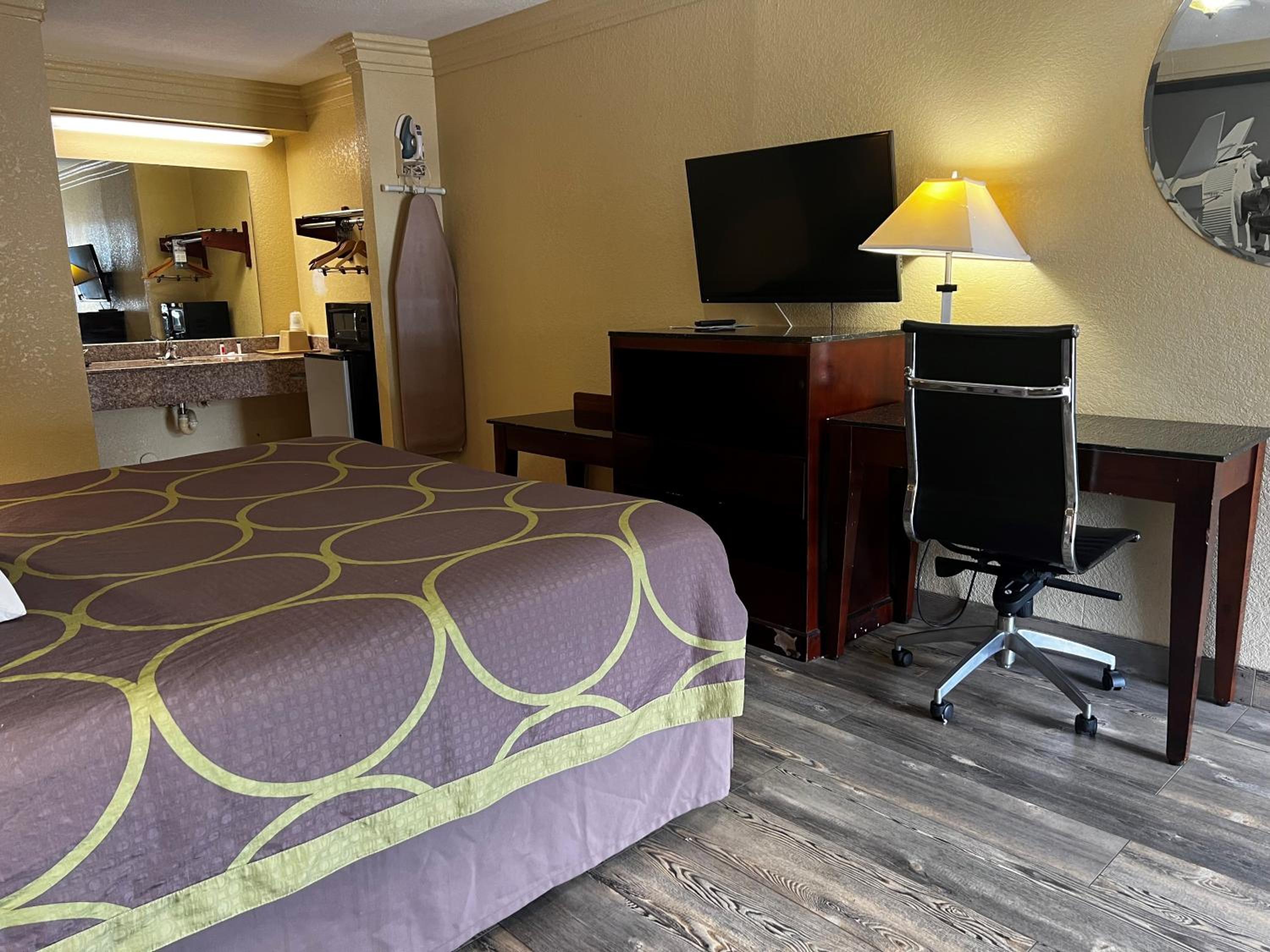 King Room - Non-Smoking - Photo 8