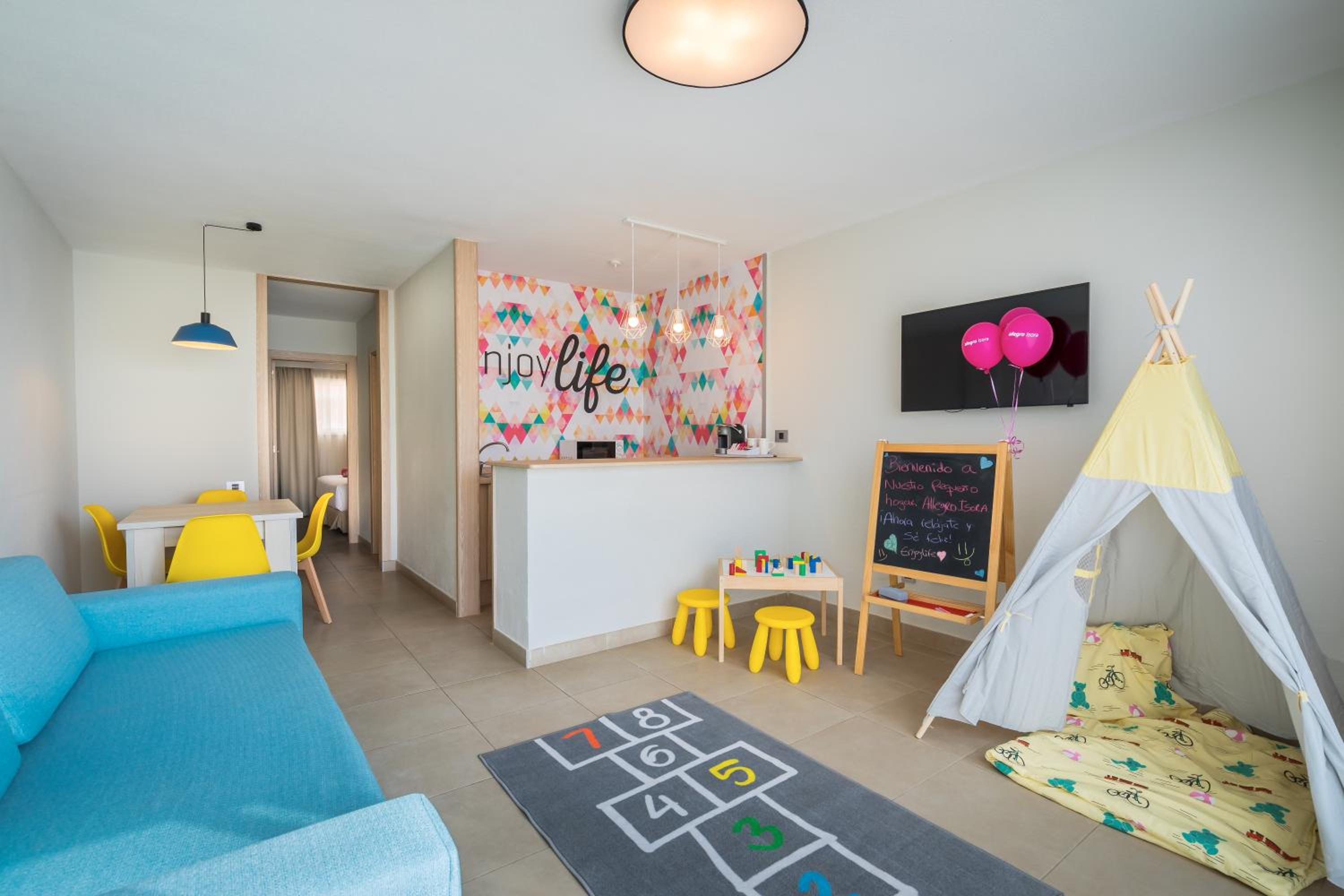 Family Superior Apartment pool view thumbnail 6