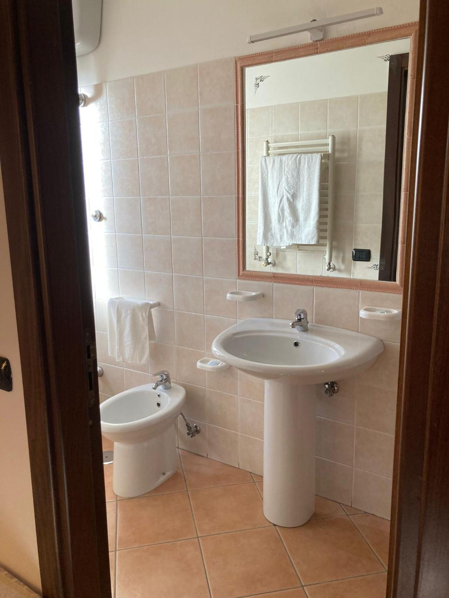 Double Room - Photo 6