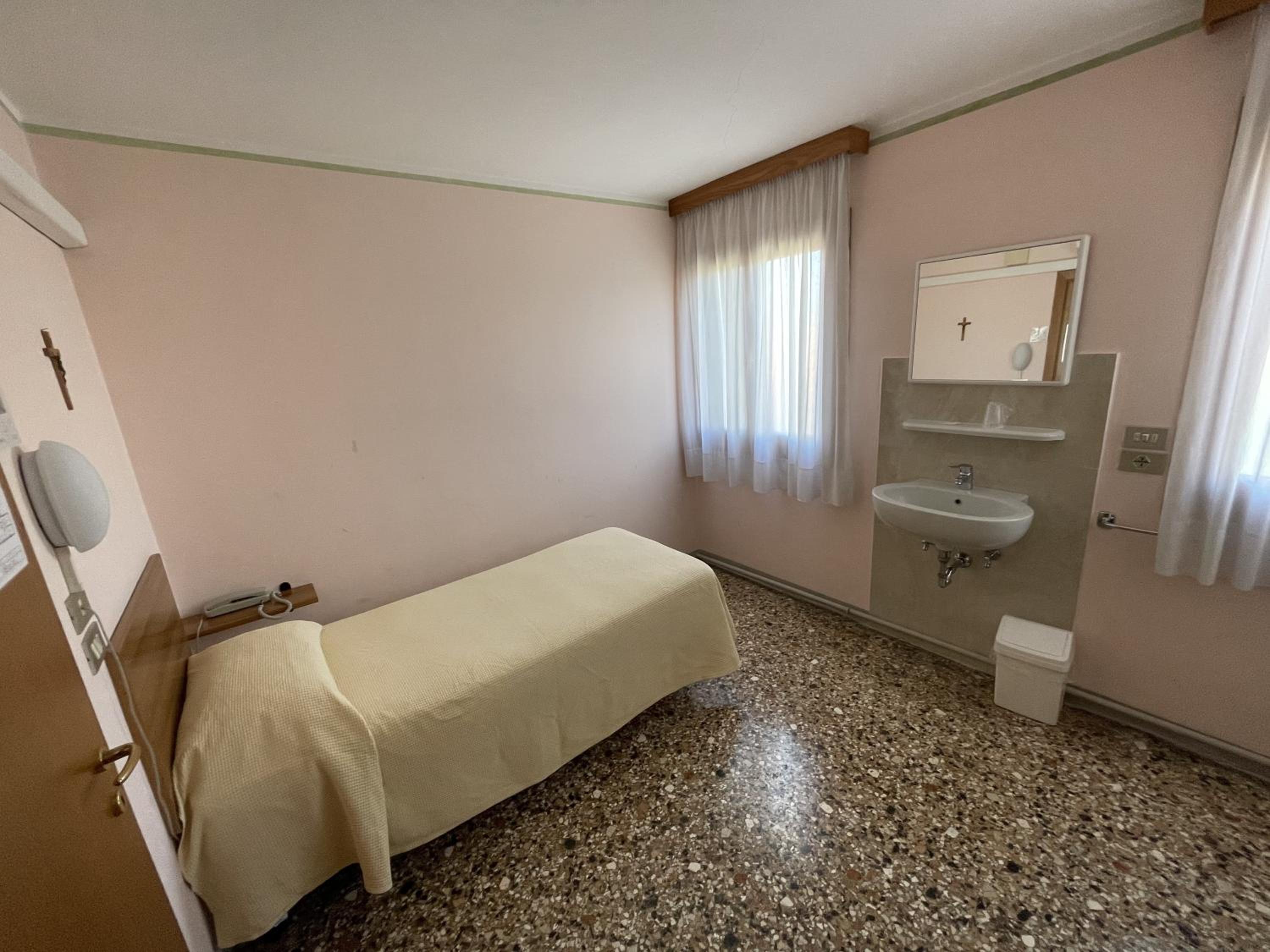 Single Room with Private External Bathroom