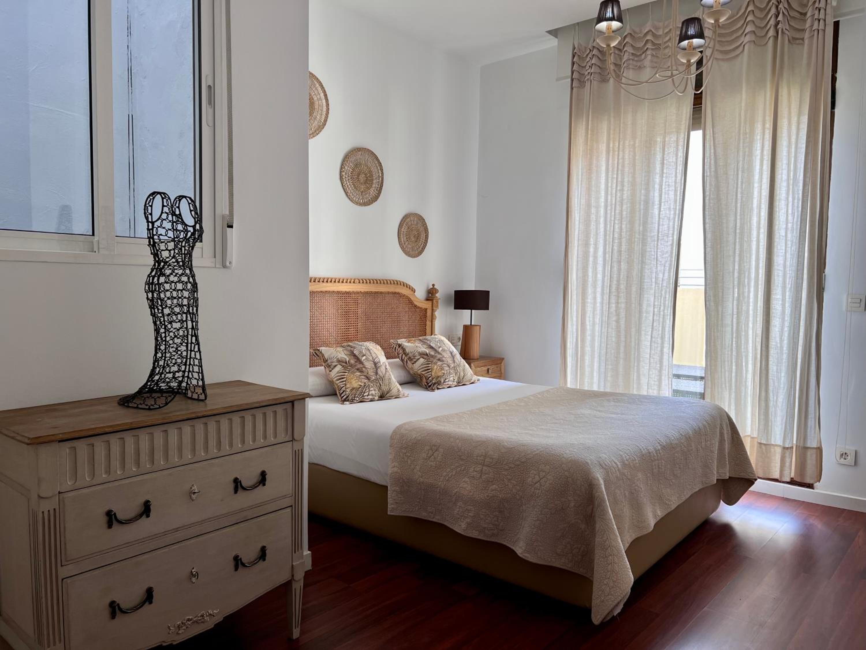 Apartamento clásico de dos habitaciones con terraza - Avenida María Cristina 6