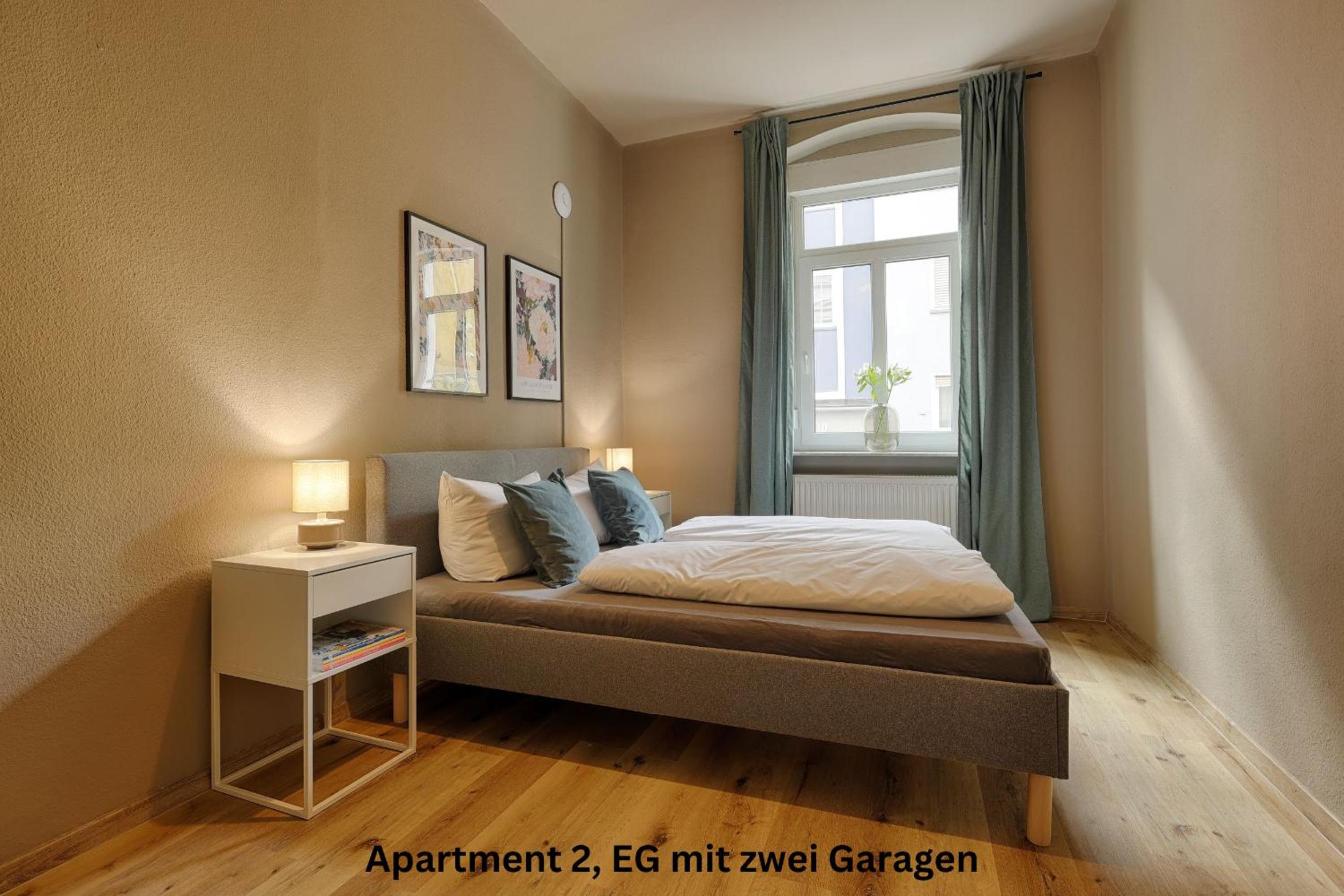Apartment im EG mit zwei Schlafzimmern, einem Wohnzimmer und zwei Garagen photo 1