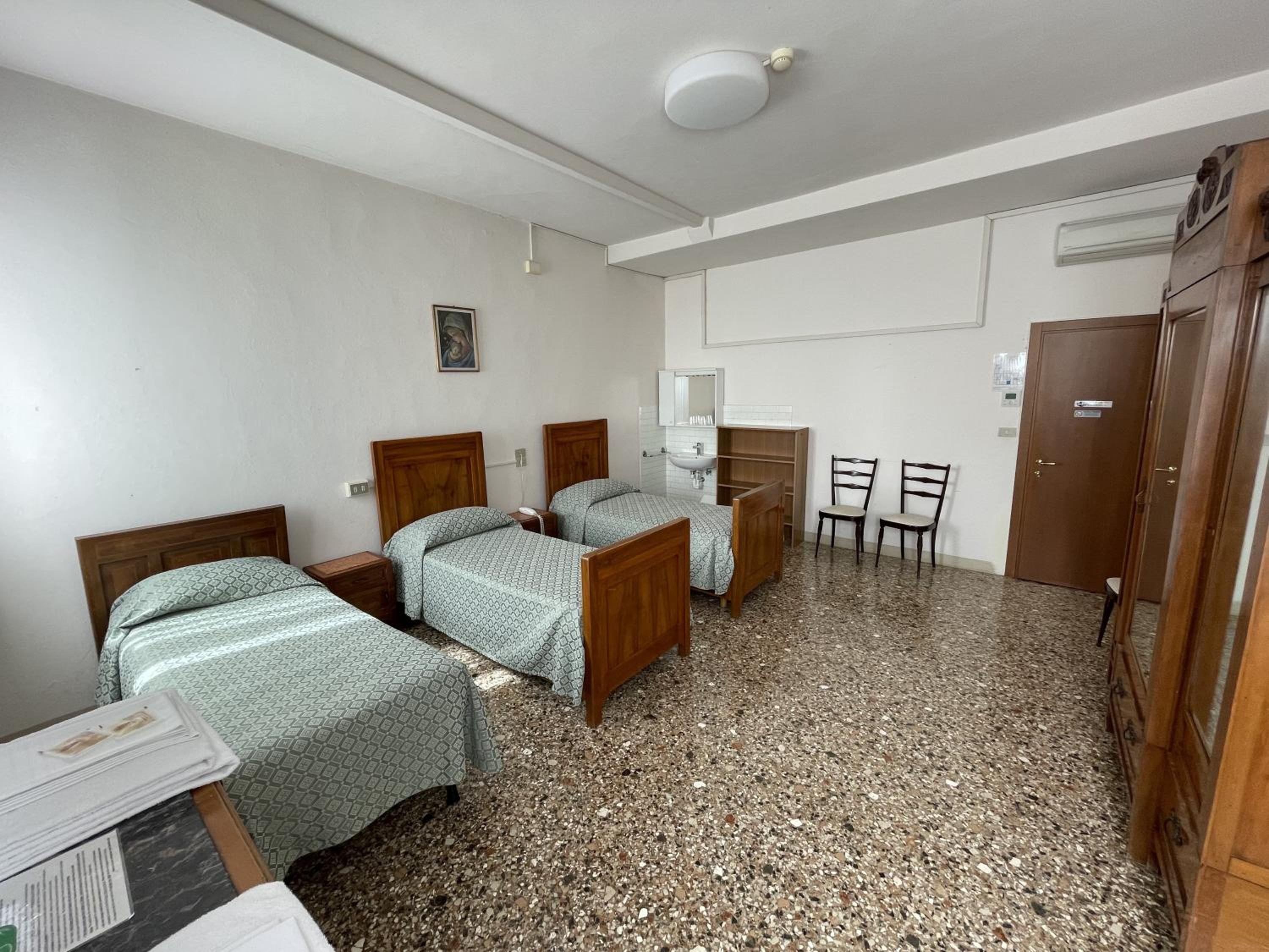 Triple Room with Private External Bathroom photo 1