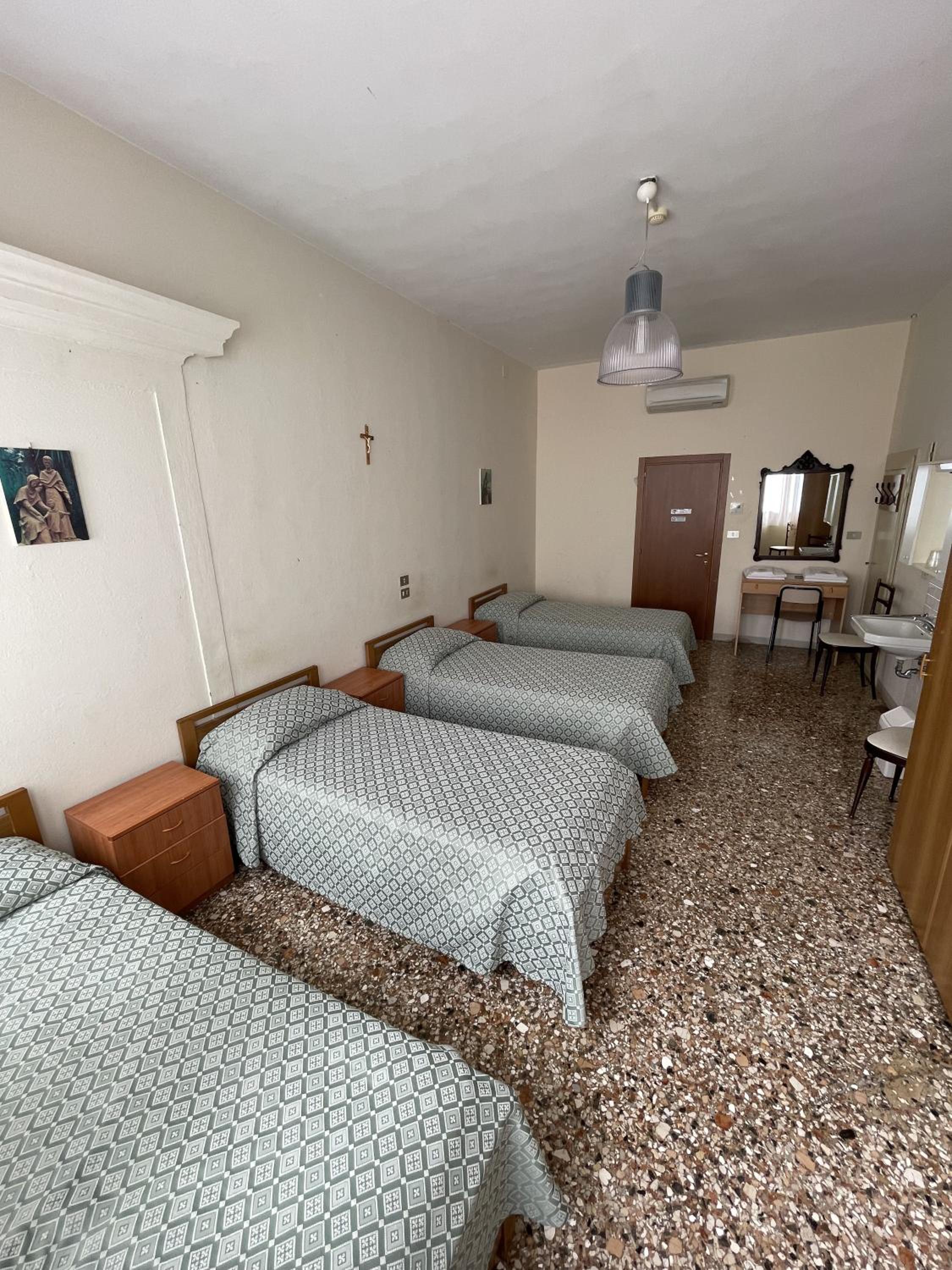 Quadruple Room with Private External Bathroom photo 2