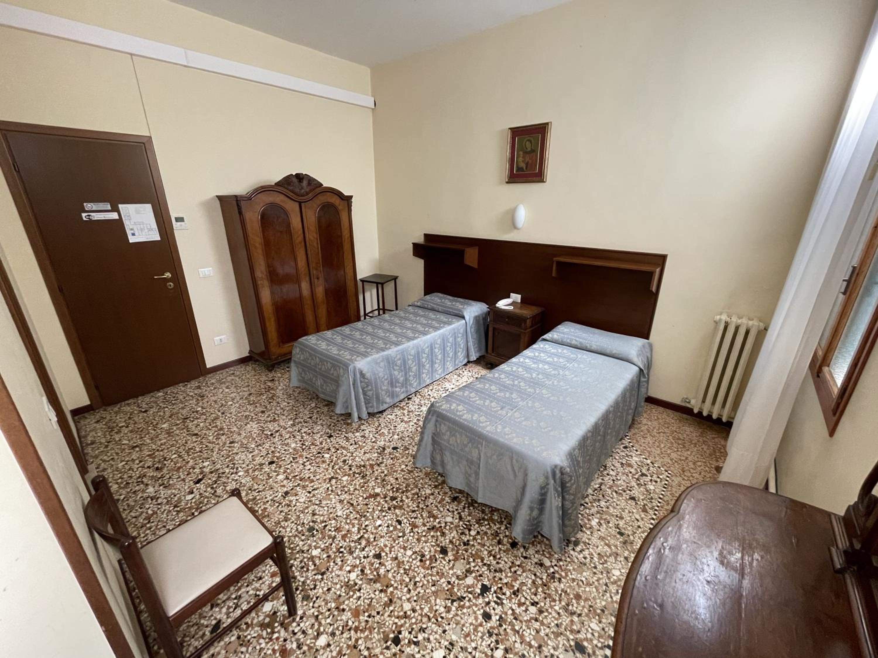 Standard Twin Room with Canal View photo 3