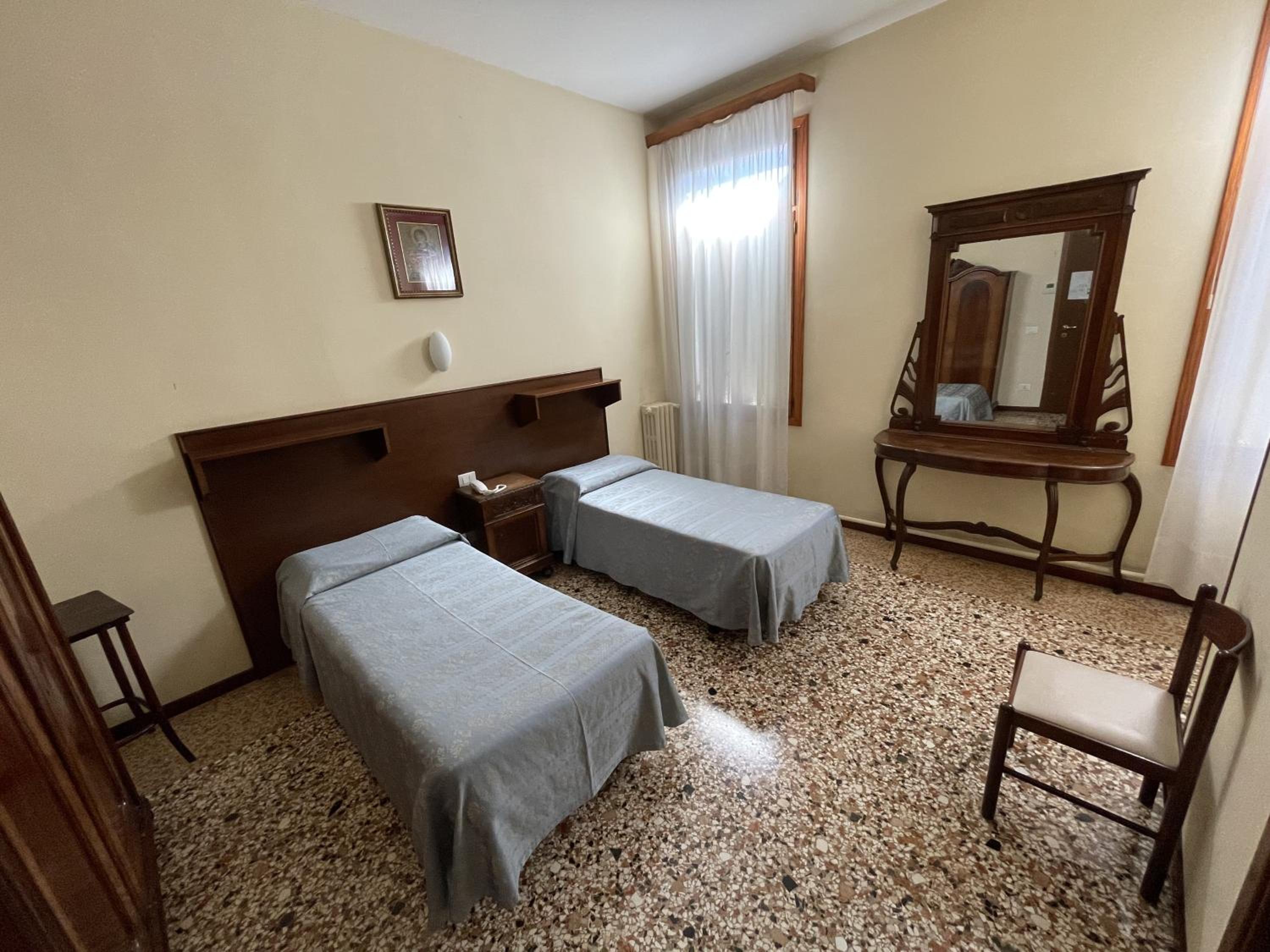 Standard Twin Room with Canal View photo 1