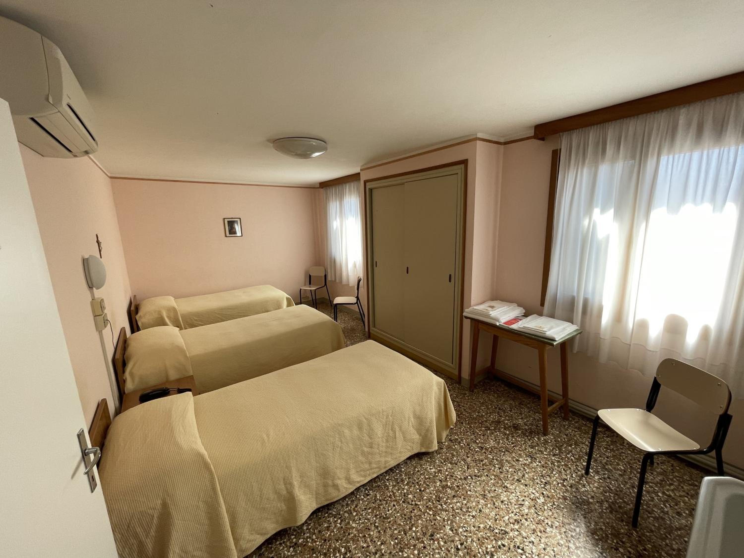 Standard Triple Room with Canal View photo 3