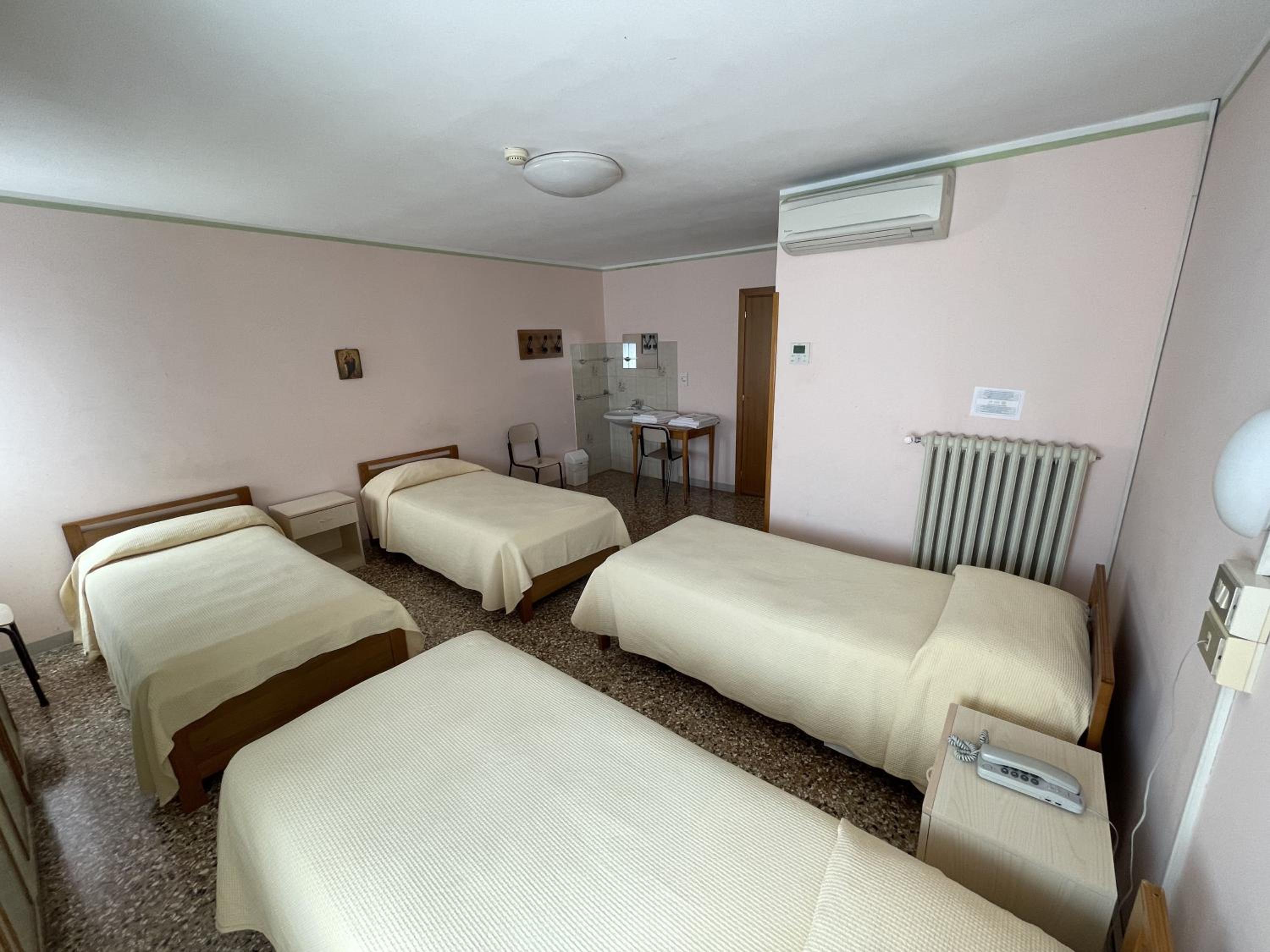 Quadruple Room with Canal View photo 3