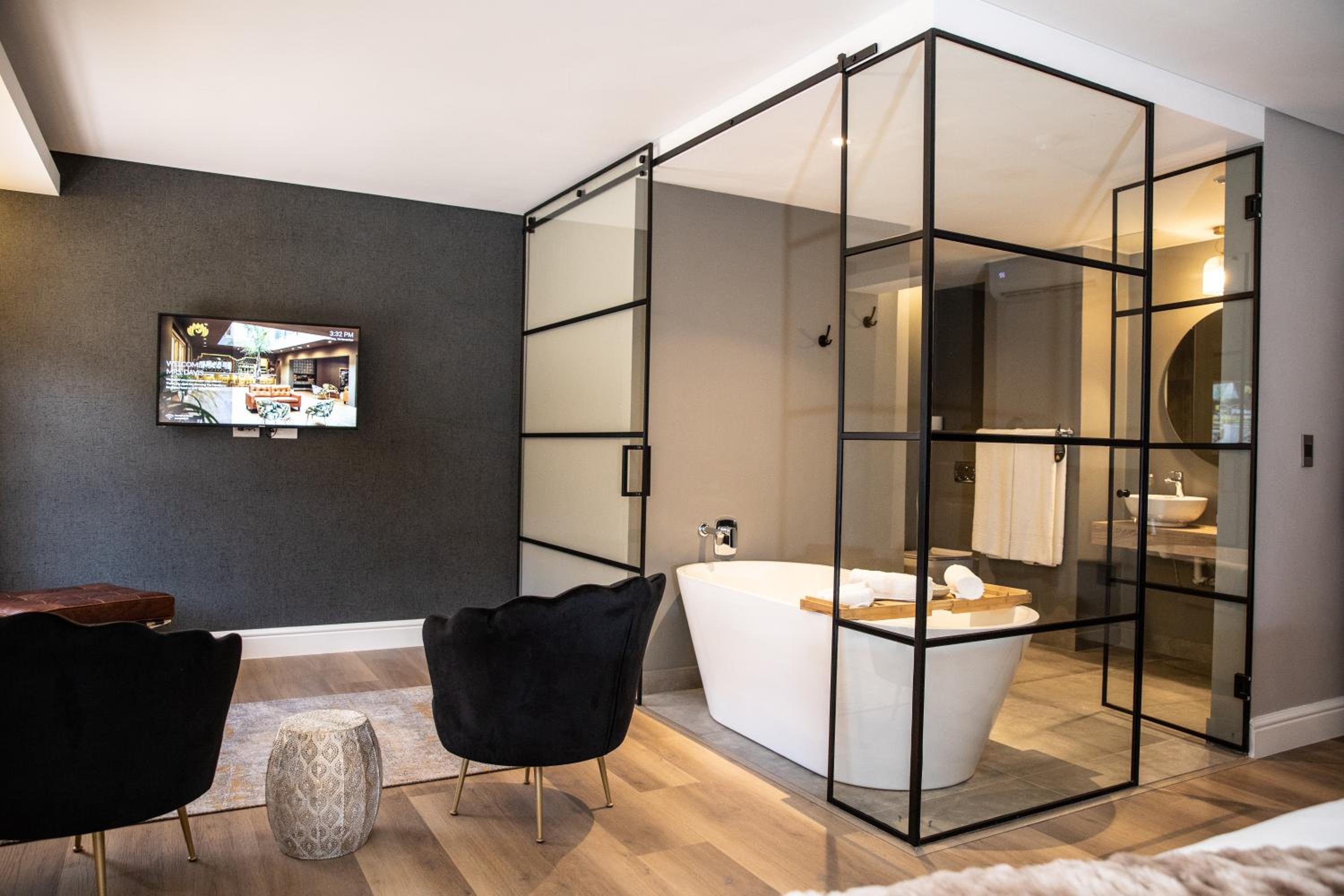 Deluxe Room - Photo 5